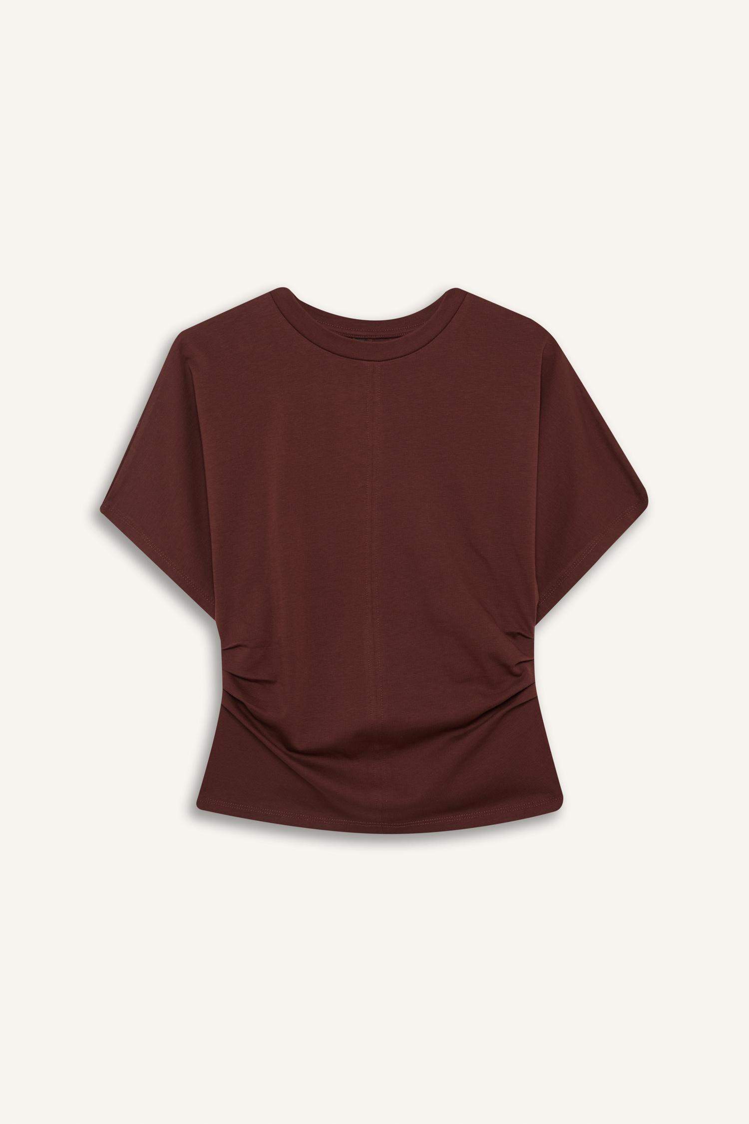 تيشيرت بريميوم نص كم بياقة ضيقة برقبة كرو