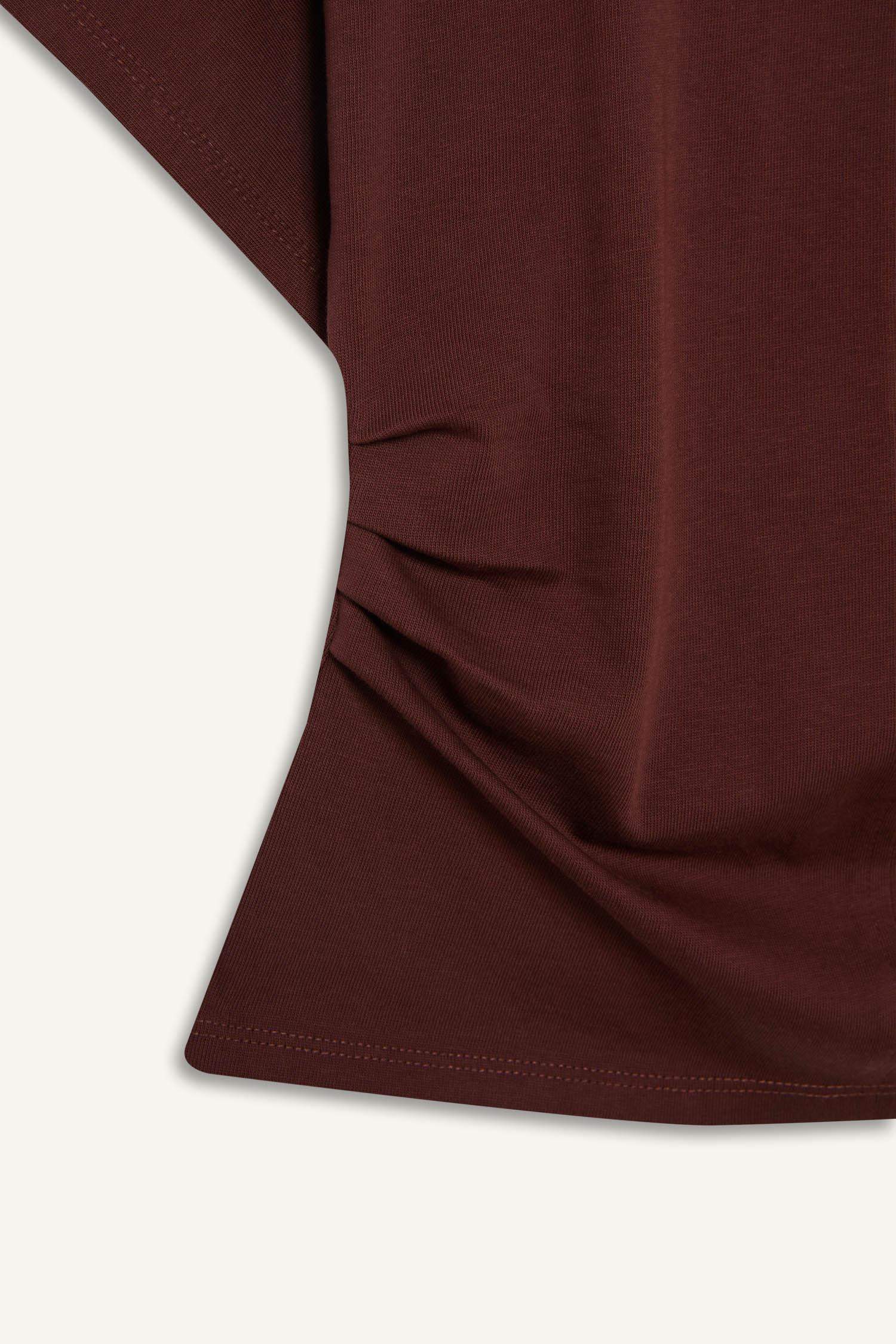 تيشيرت بريميوم نص كم بياقة ضيقة برقبة كرو