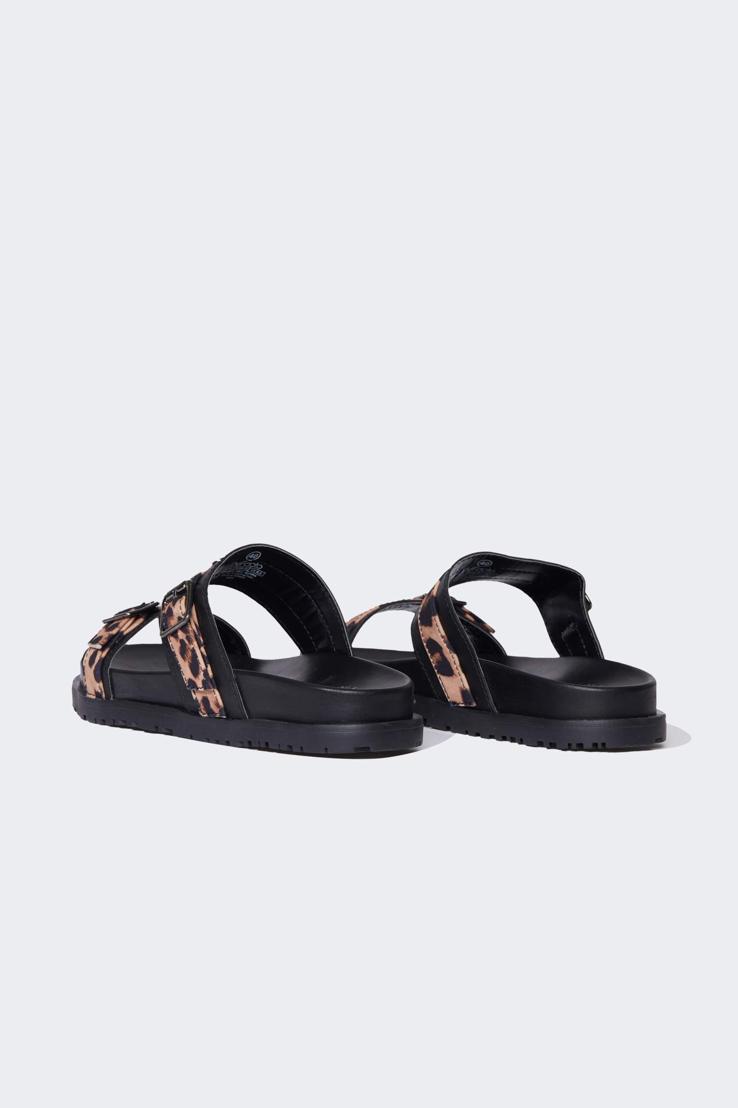 شبشب جلد صناعي بكعب مسطح بشريط مفرد