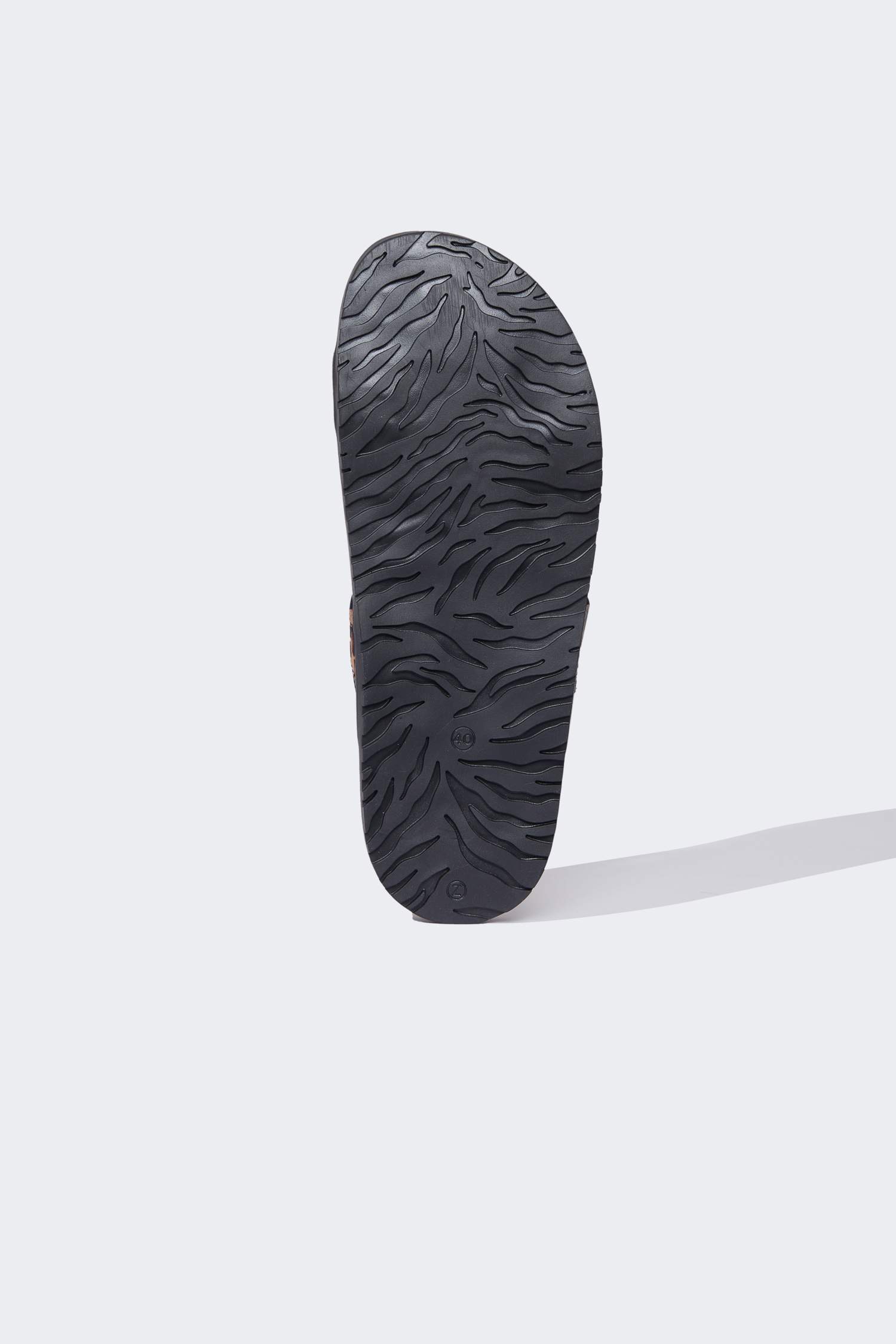 شبشب جلد صناعي بكعب مسطح بشريط مفرد