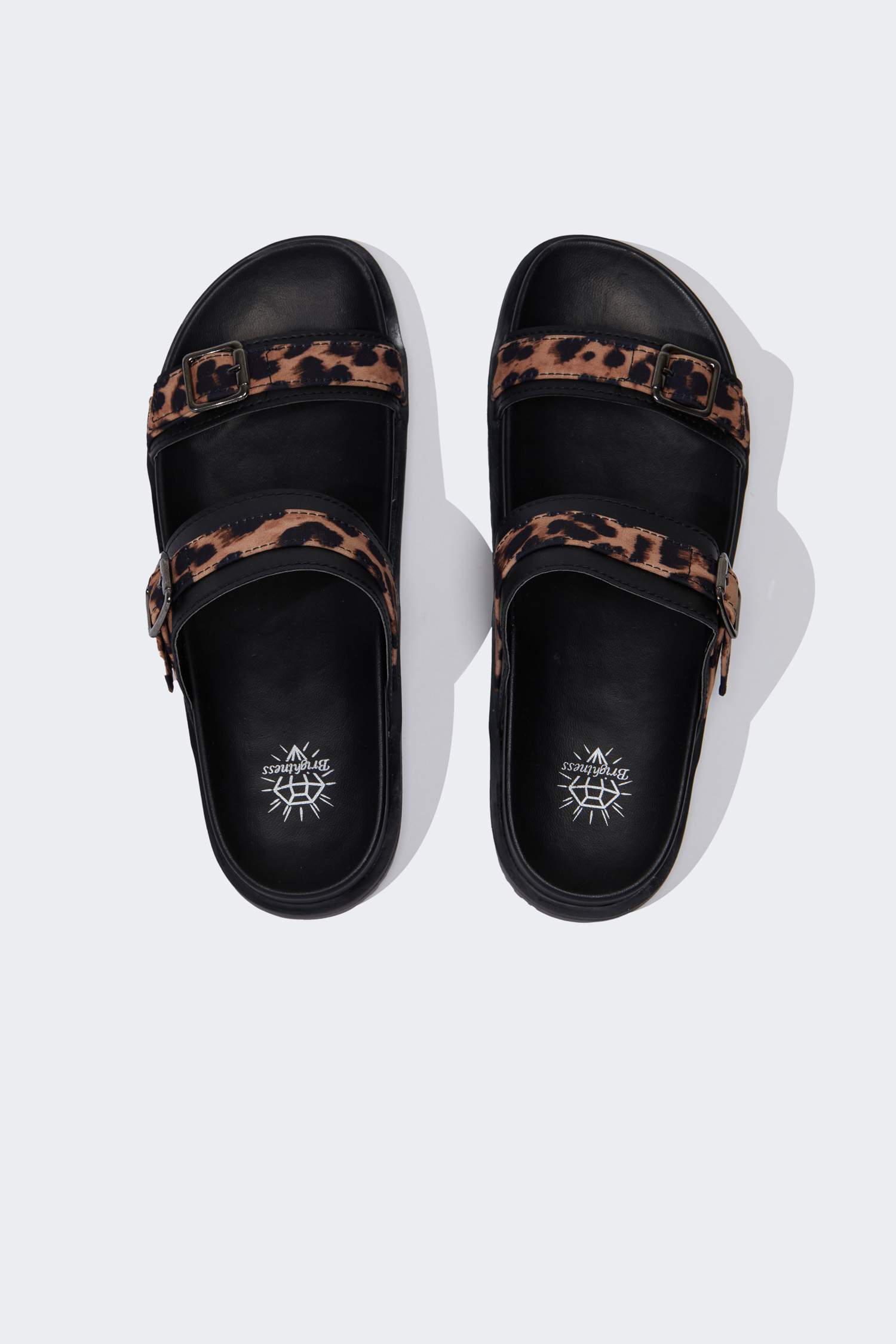 شبشب جلد صناعي بكعب مسطح بشريط مفرد