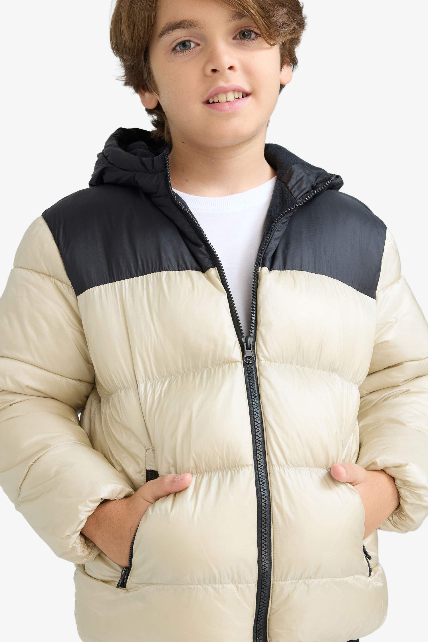 جاكيت اولادي طارد للماء بكابيشون وسحاب