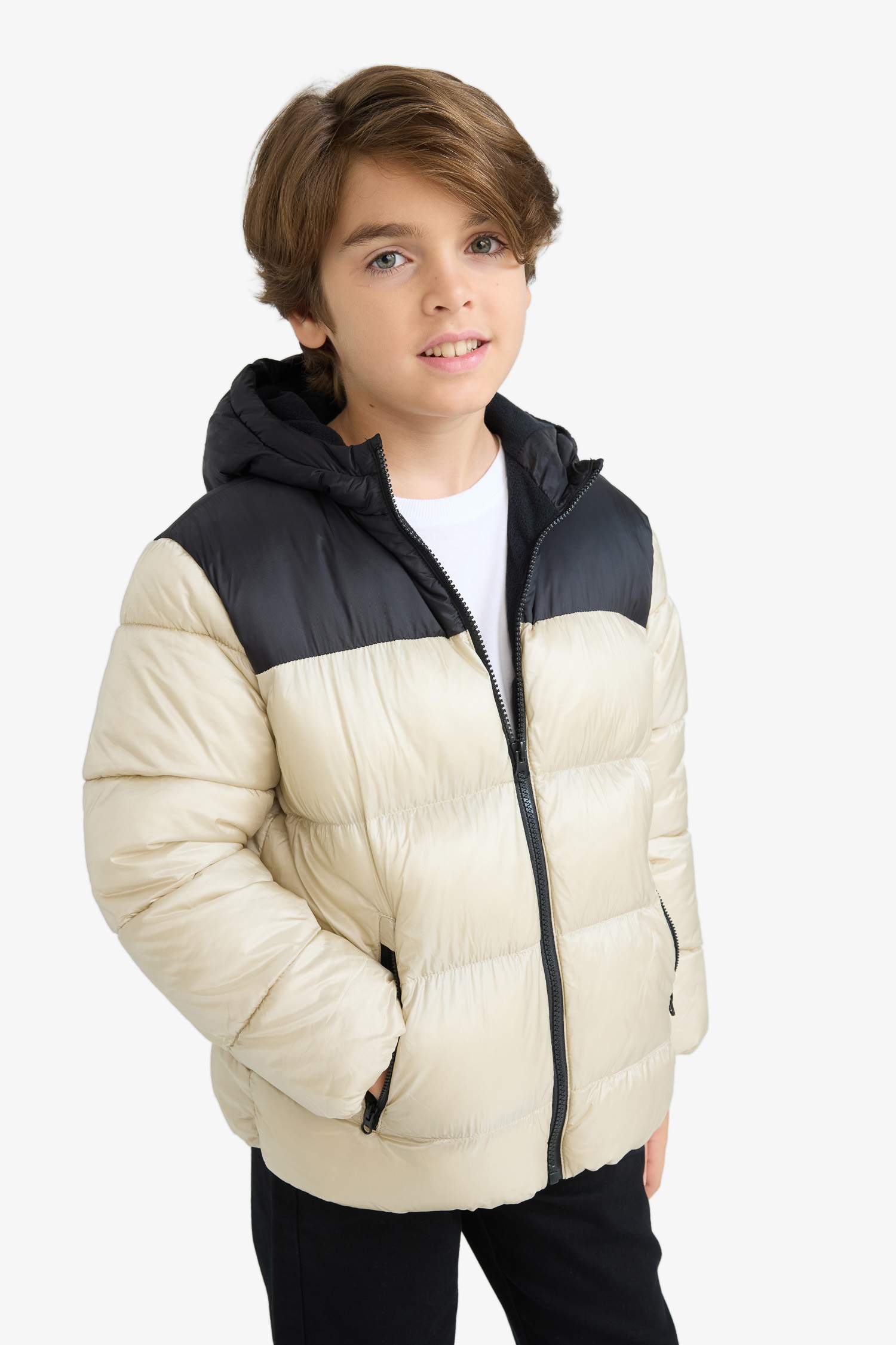 جاكيت اولادي طارد للماء بكابيشون وسحاب