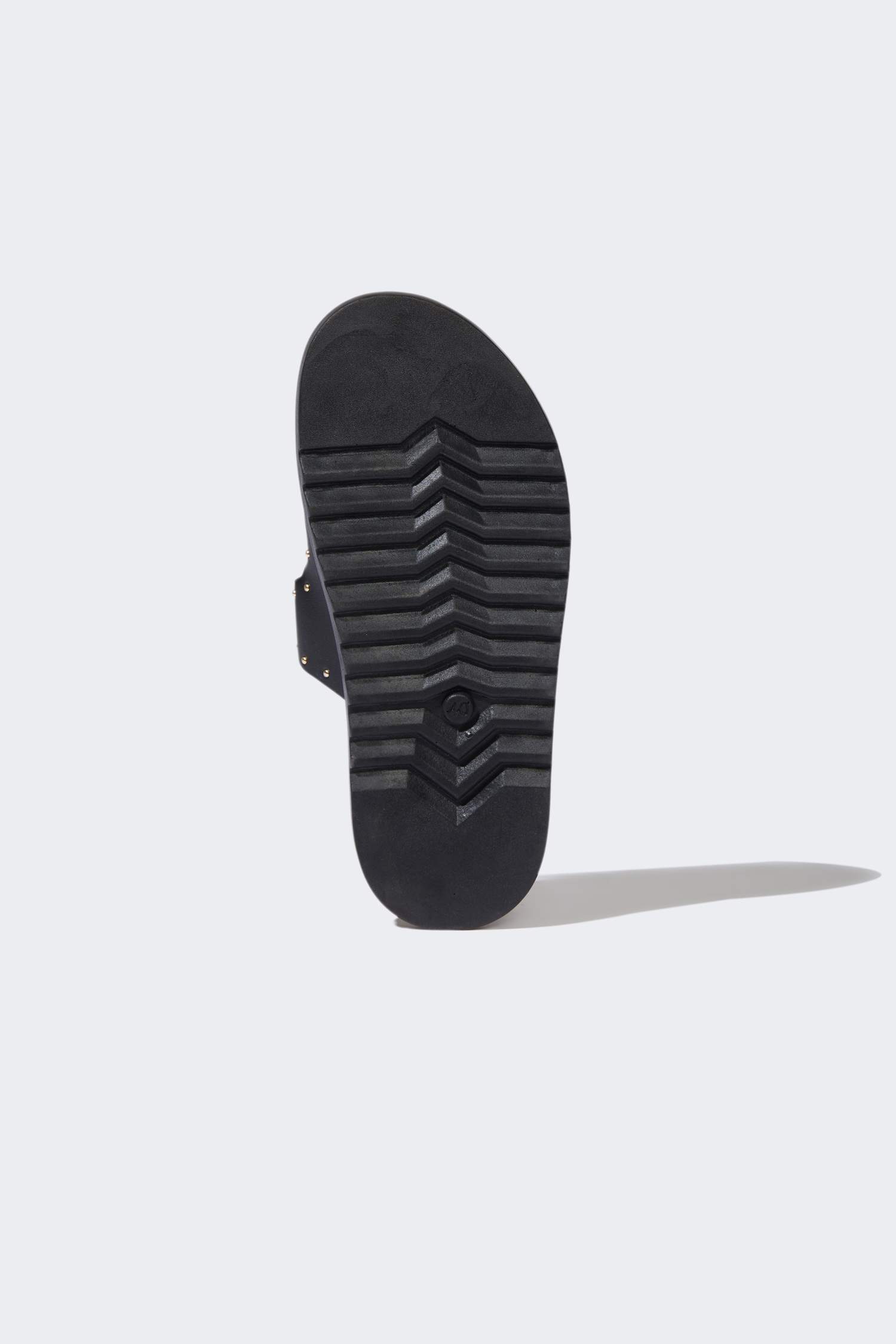 شبشب نسائي جلد صناعي بكعب مسطح بشريط مزدوج