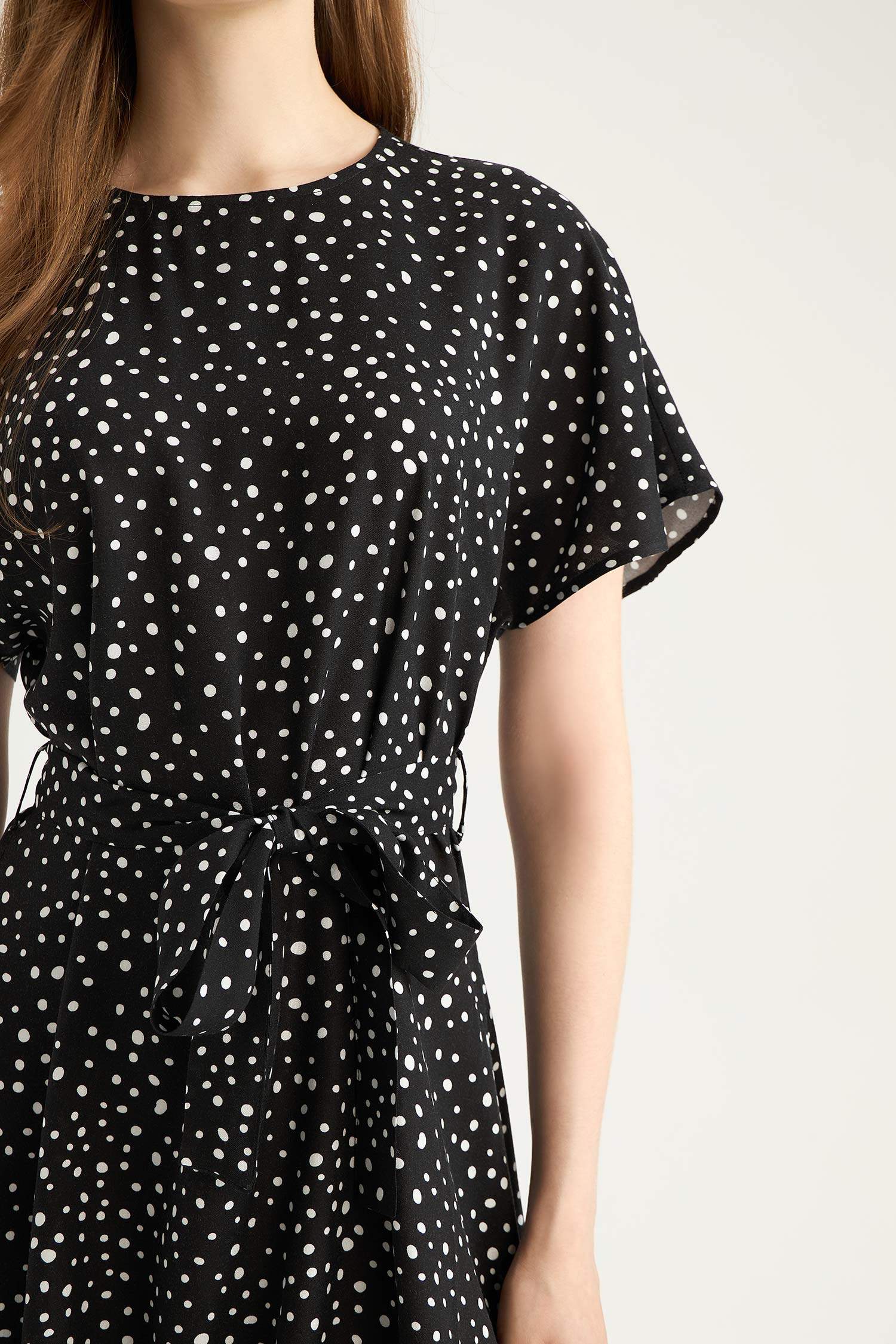 Regular Fit Bisiklet Yaka Puantiyeli Kuşaklı Kısa Kollu Midi Elbise