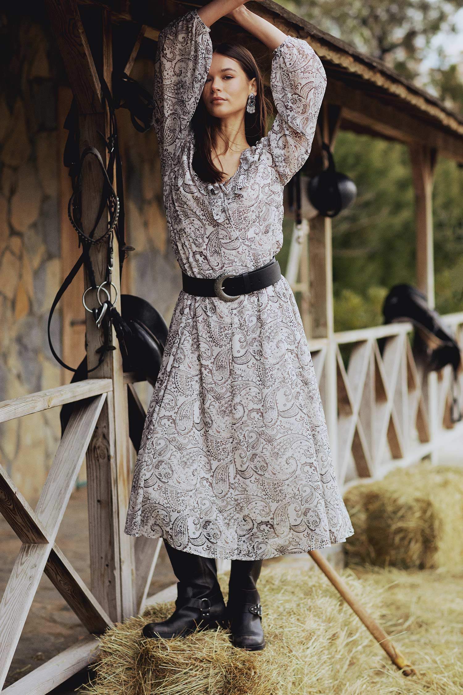 Fırfırlı Yaka Etnik Desenli Şifon Uzun Kollu Midi Elbise