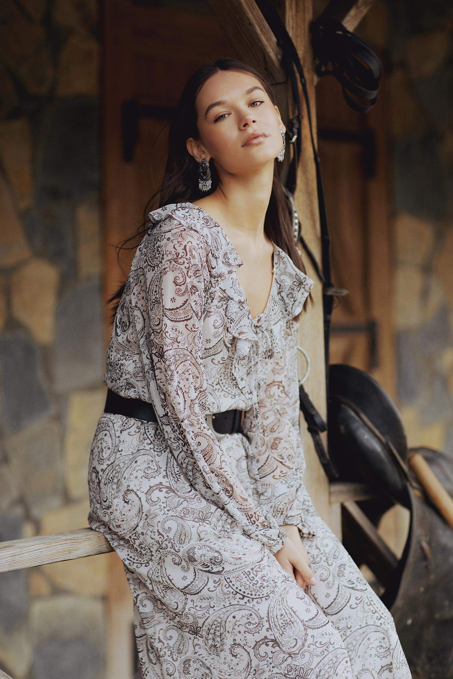 Fırfırlı Yaka Etnik Desenli Şifon Uzun Kollu Midi Elbise