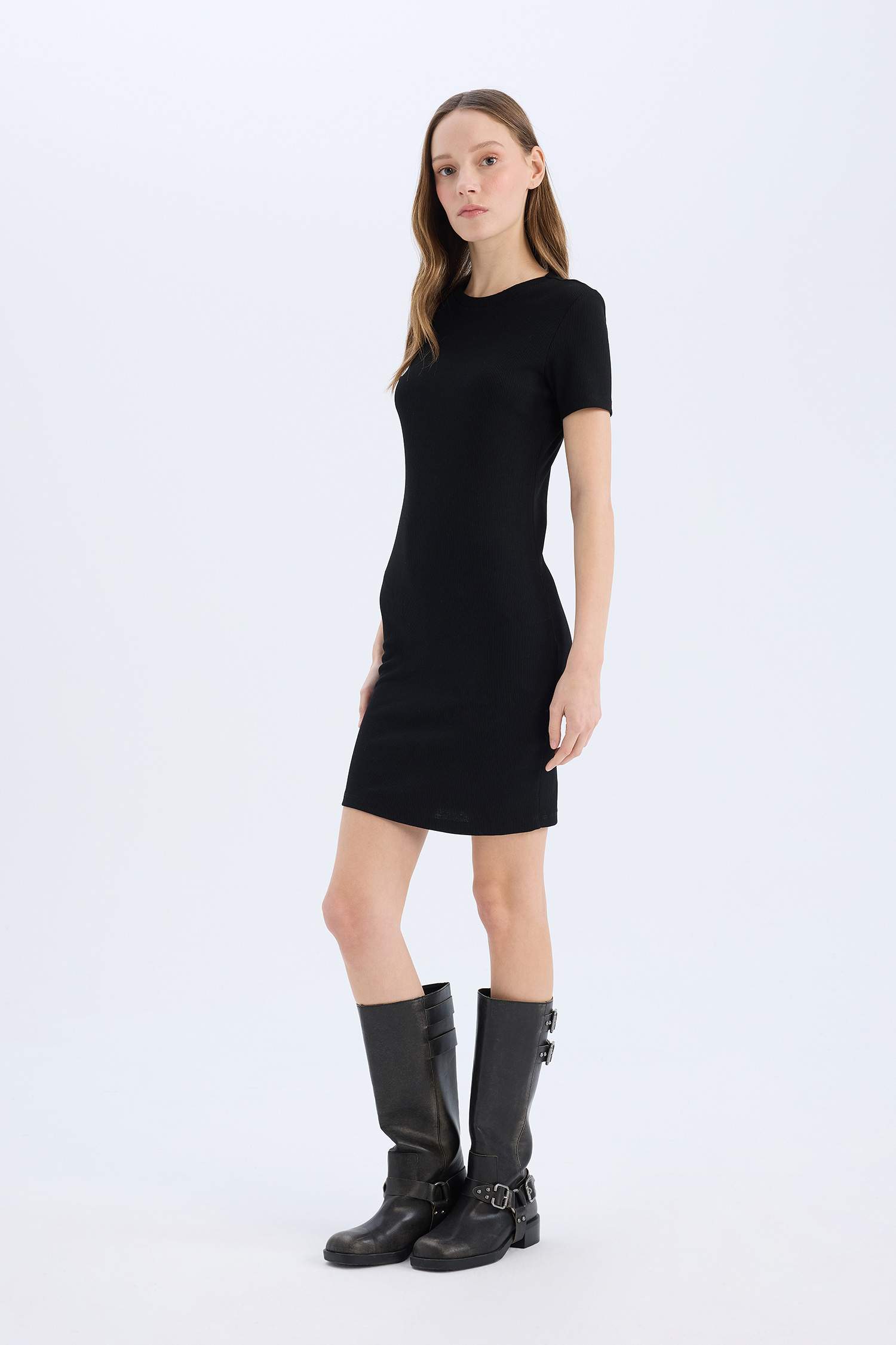 فستان قصير مضلع بوديكون بياخة مستديرة