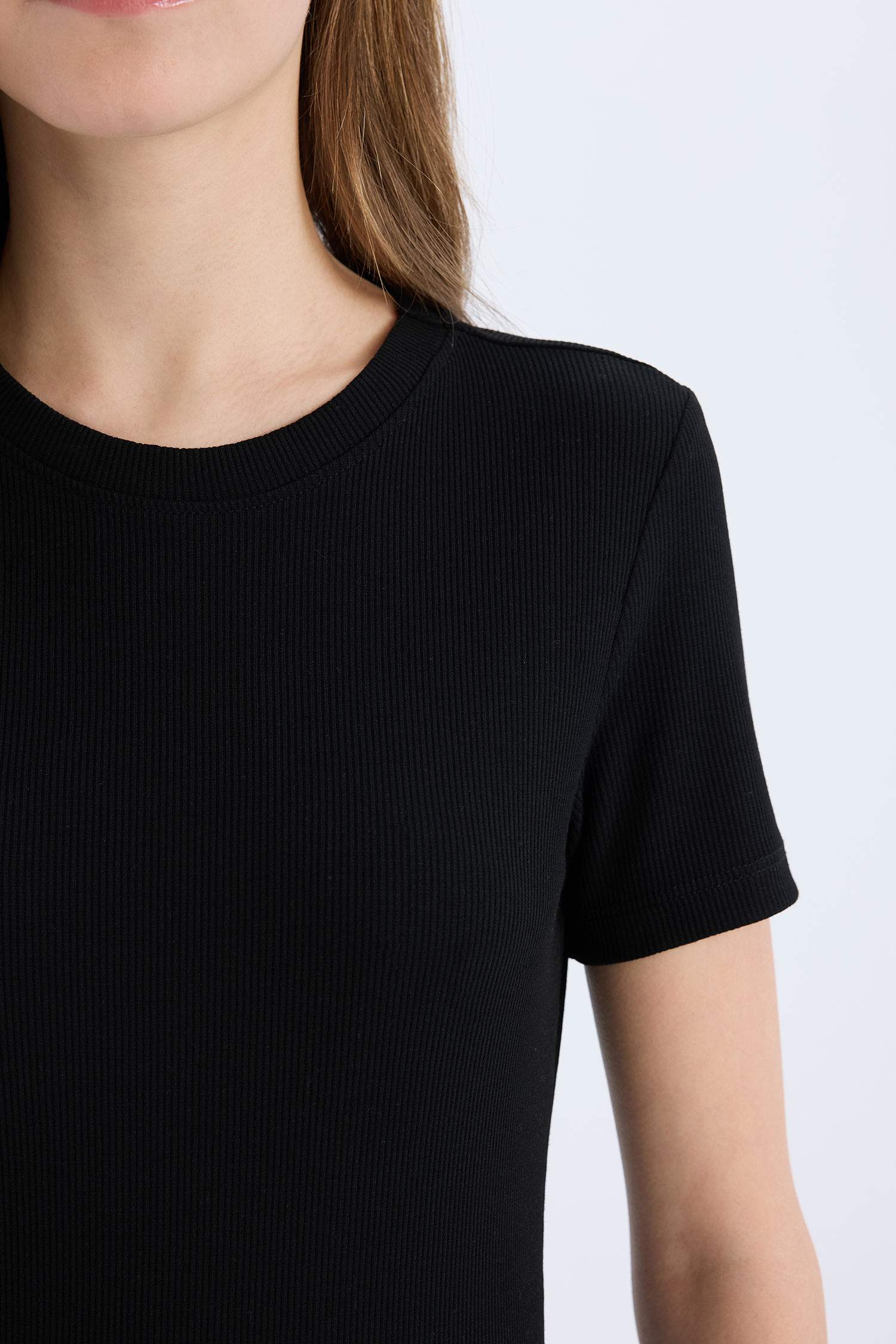 فستان قصير مضلع بوديكون بياخة مستديرة