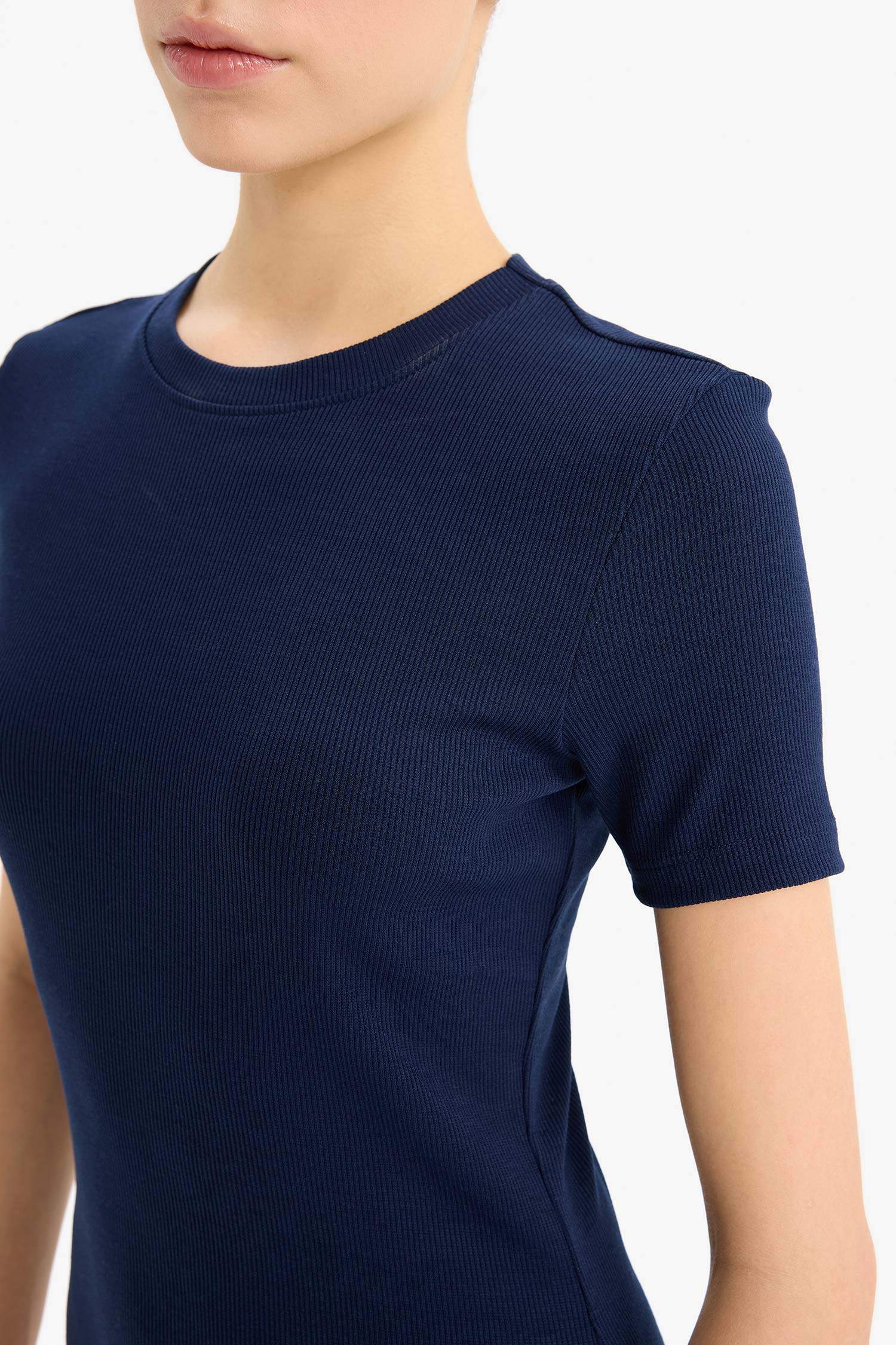 فستان قصير مضلع بديكون بياقة مستديرة coool