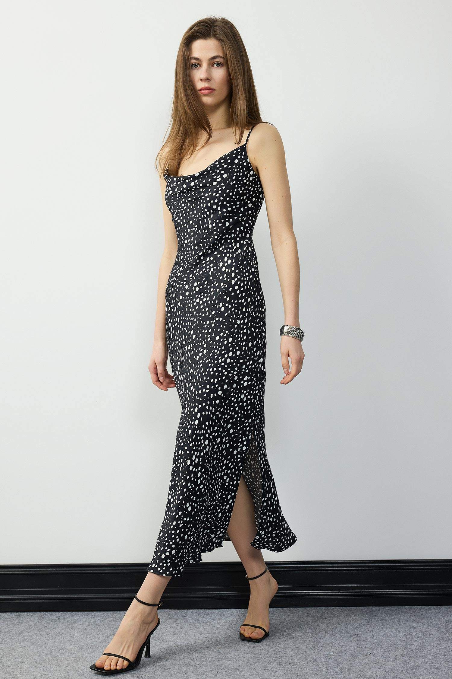 Узорное атласное платье-миди на бретелях с разрезом