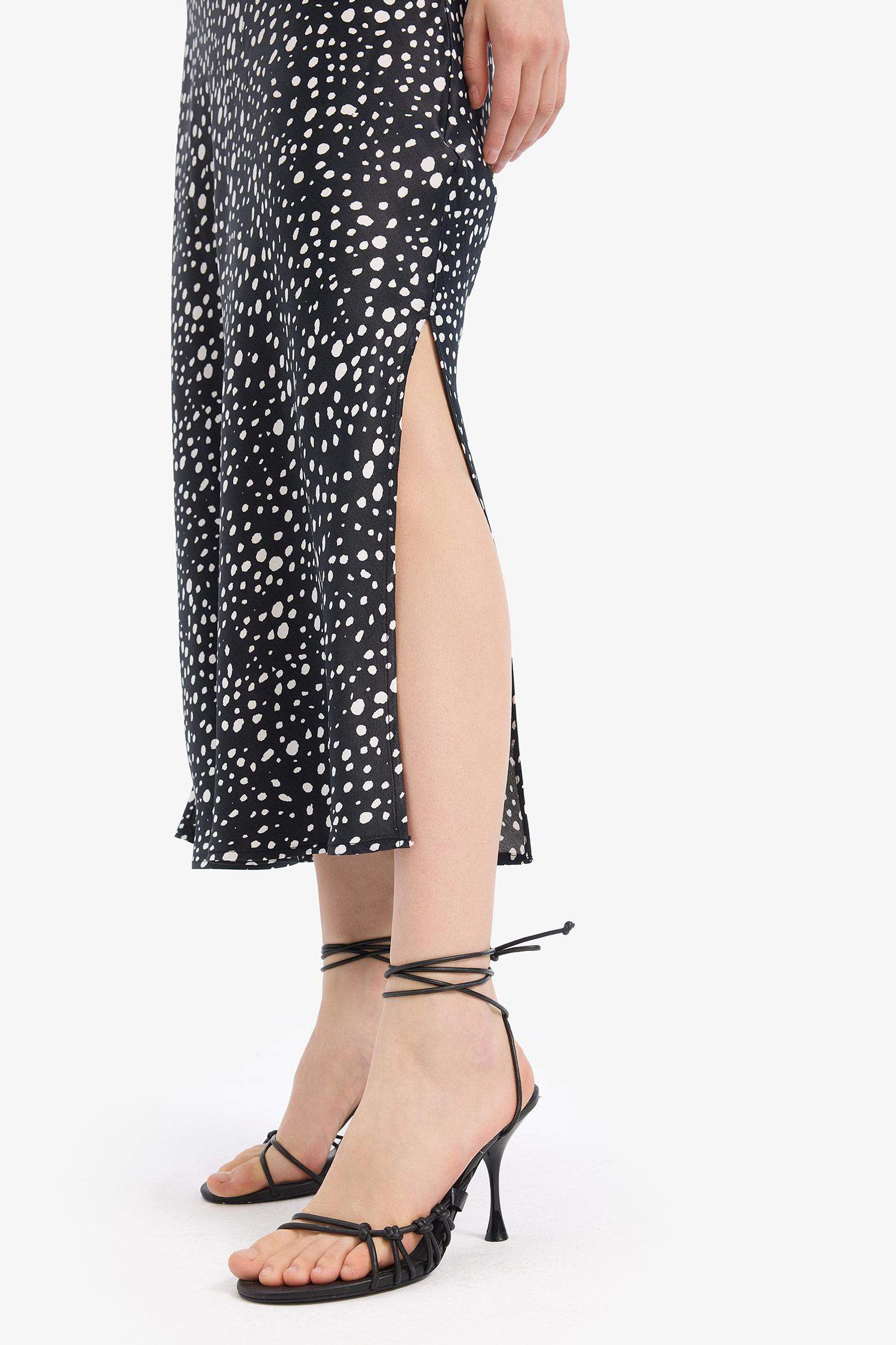 Узорное атласное платье-миди на бретелях с разрезом