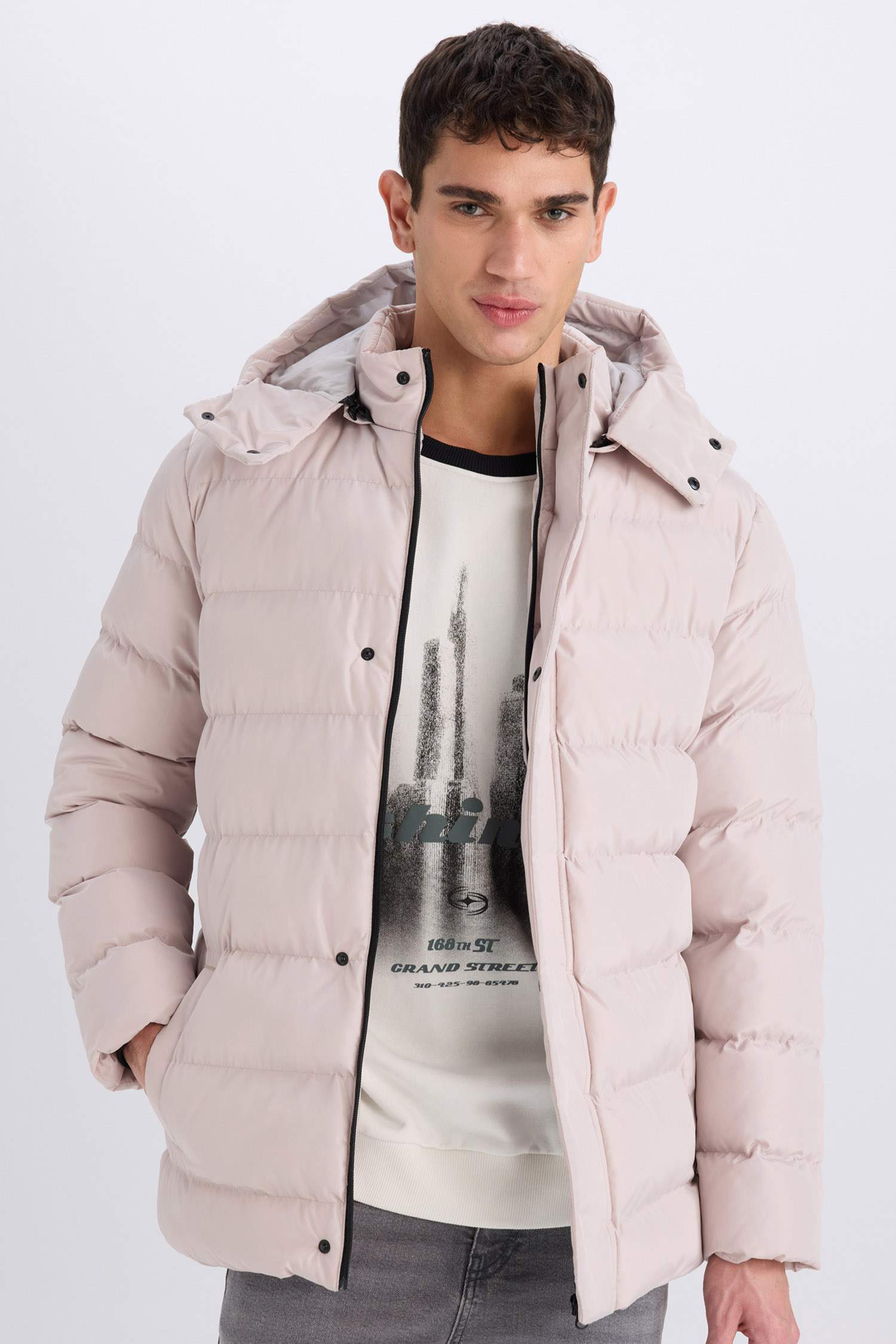 قمصلة نفخ قصة عادية بغطاء للرأس بسحاب وجيب