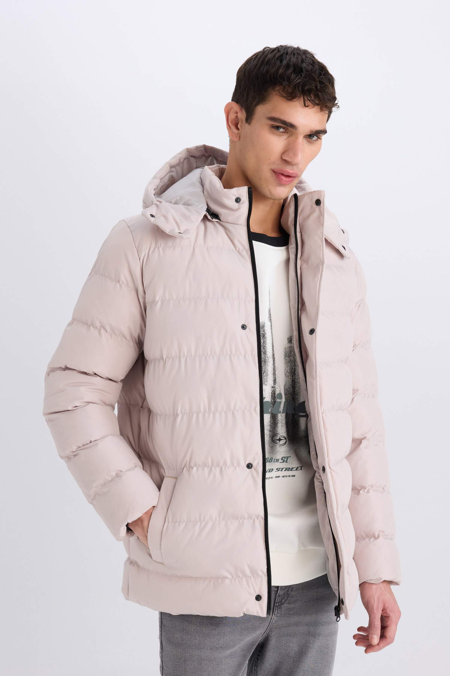 قمصلة نفخ قصة عادية بغطاء للرأس بسحاب وجيب