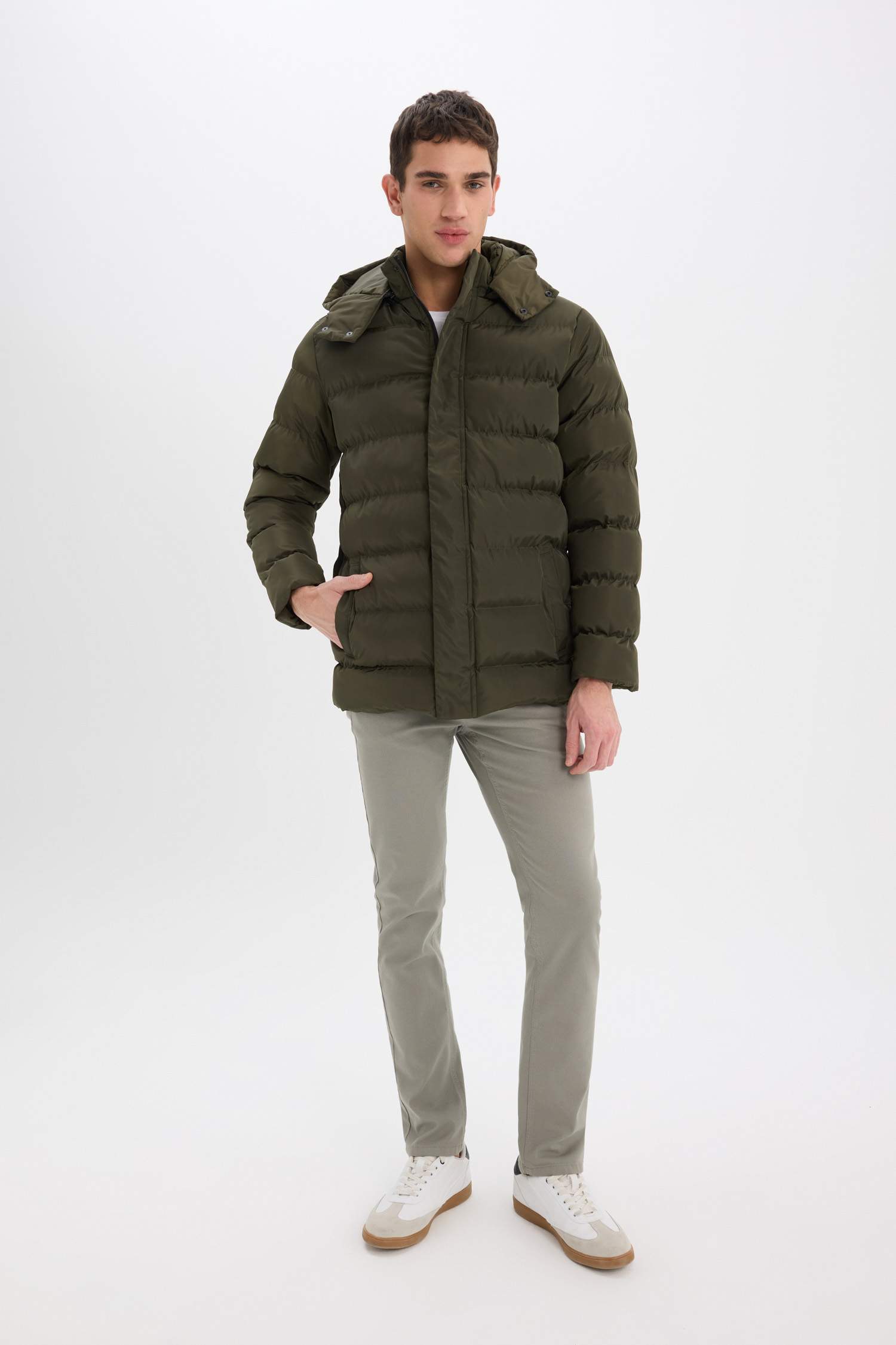 Regular Fit Kapüşonlu Fermuarlı Çıtçıt Kapamalı Cepli Şişme Mont