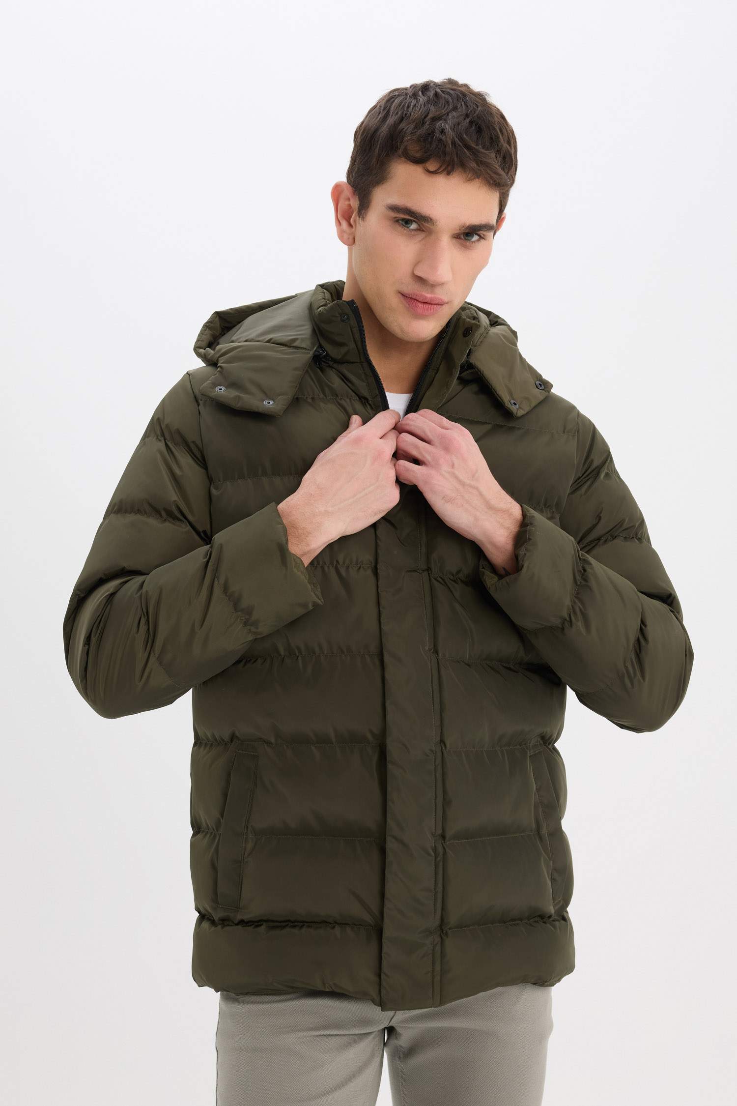 Regular Fit Kapüşonlu Fermuarlı Çıtçıt Kapamalı Cepli Şişme Mont