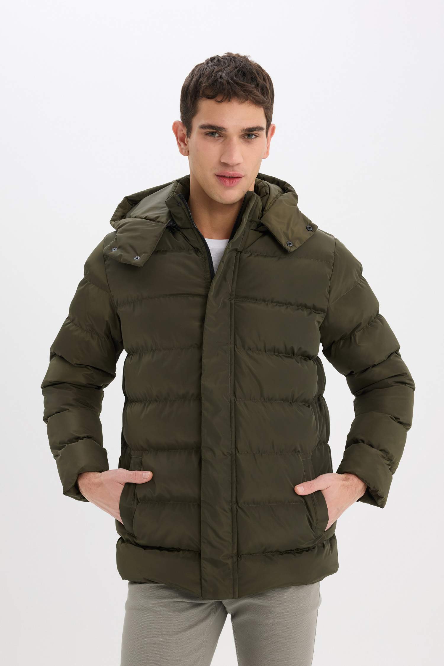 Regular Fit Kapüşonlu Fermuarlı Çıtçıt Kapamalı Cepli Şişme Mont