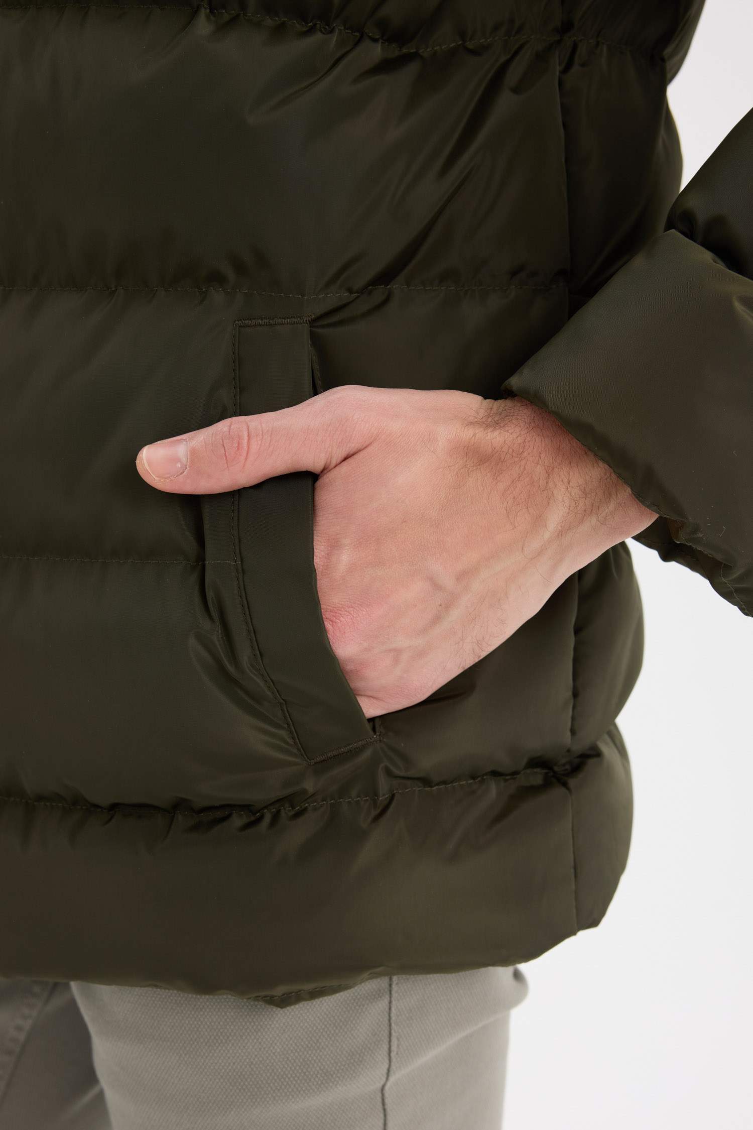 Regular Fit Kapüşonlu Fermuarlı Çıtçıt Kapamalı Cepli Şişme Mont