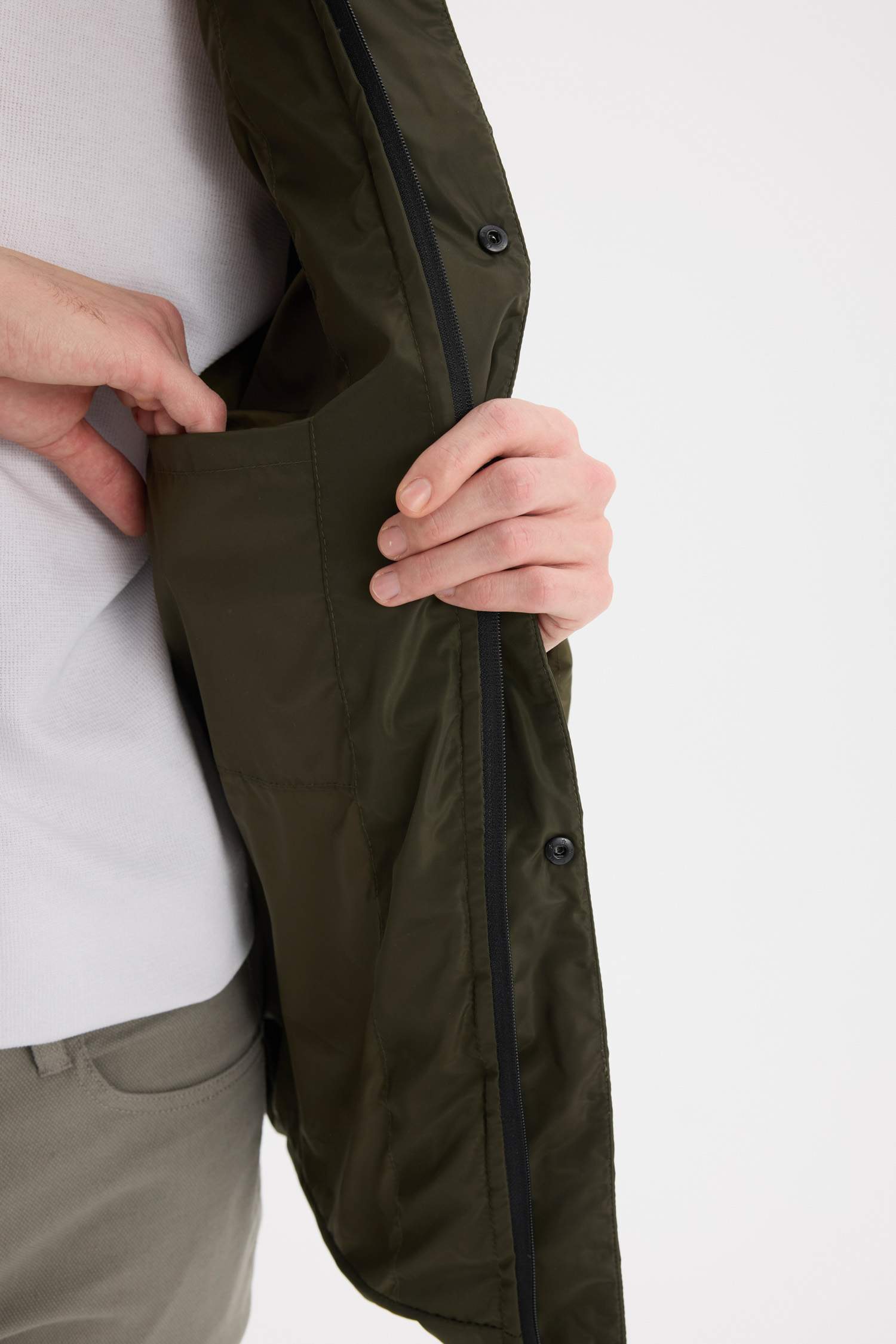 Regular Fit Kapüşonlu Fermuarlı Çıtçıt Kapamalı Cepli Şişme Mont