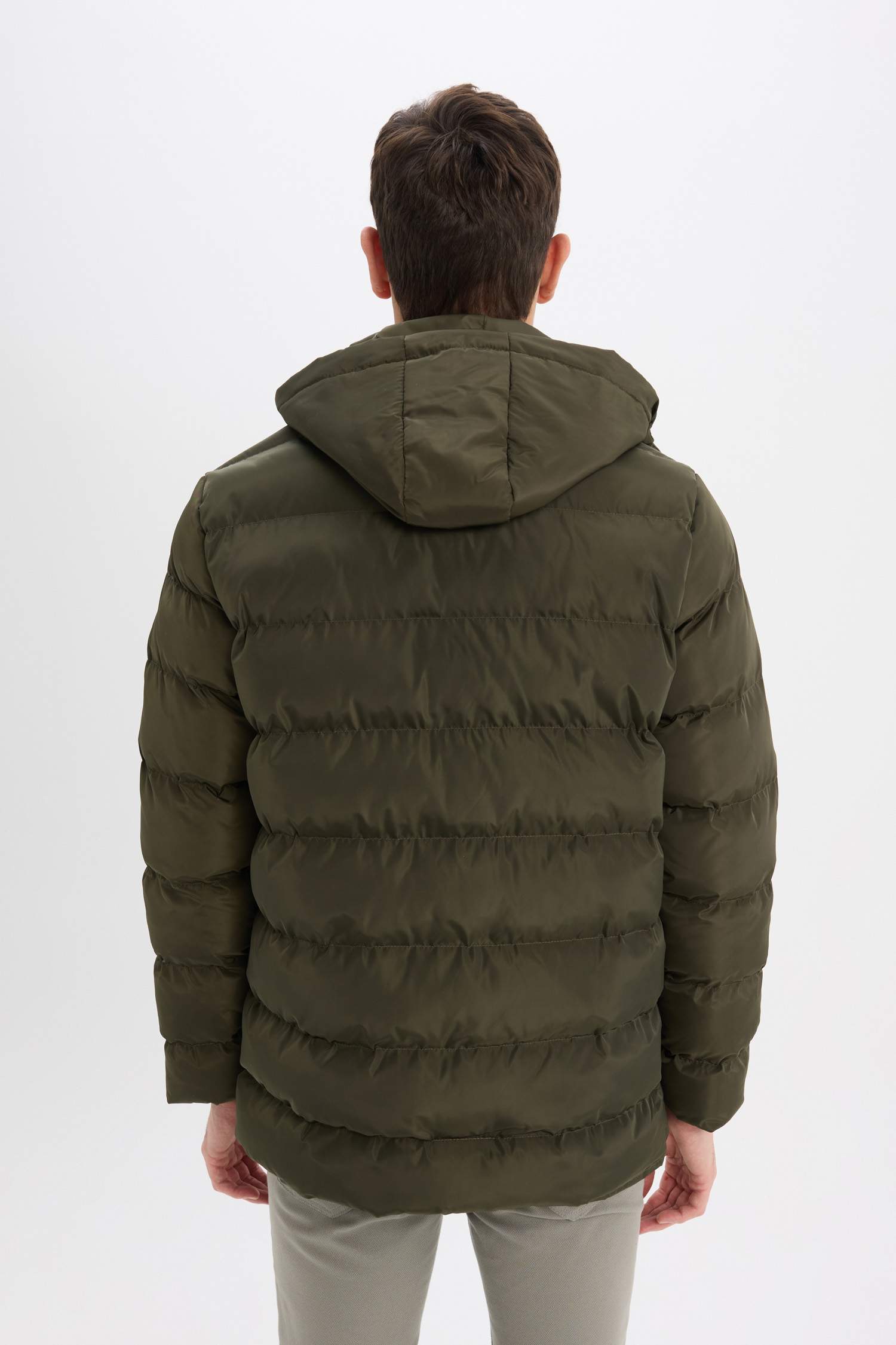 Regular Fit Kapüşonlu Fermuarlı Çıtçıt Kapamalı Cepli Şişme Mont