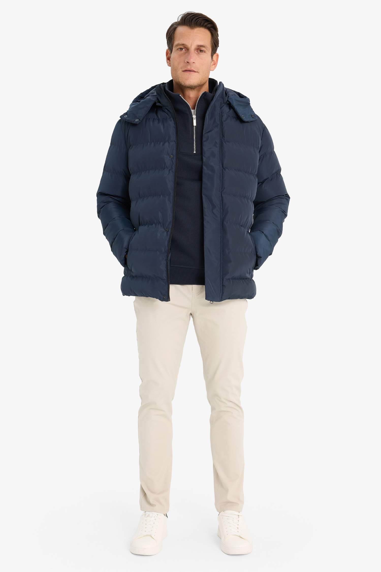 قمصلة نفخ قصة عادية بغطاء للرأس