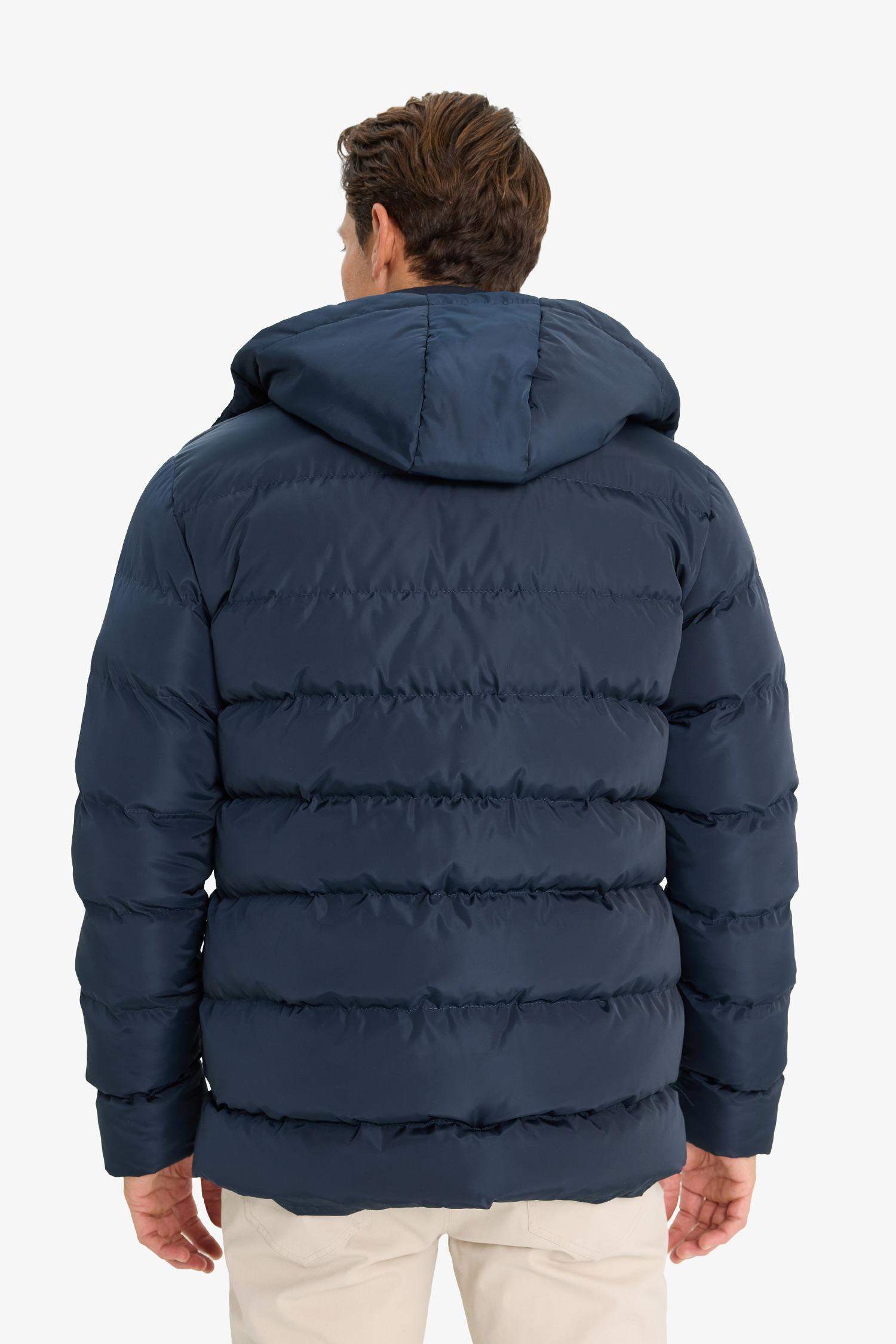 Regular Fit Kapüşonlu Fermuarlı Çıtçıt Kapamalı Cepli Şişme Mont