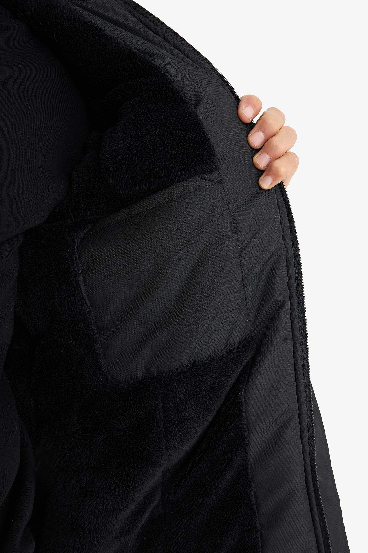 Su İtici Kapüşonlu Polar Astarlı Fermuarlı Cepli Çıtçıt Kapamalı Mont