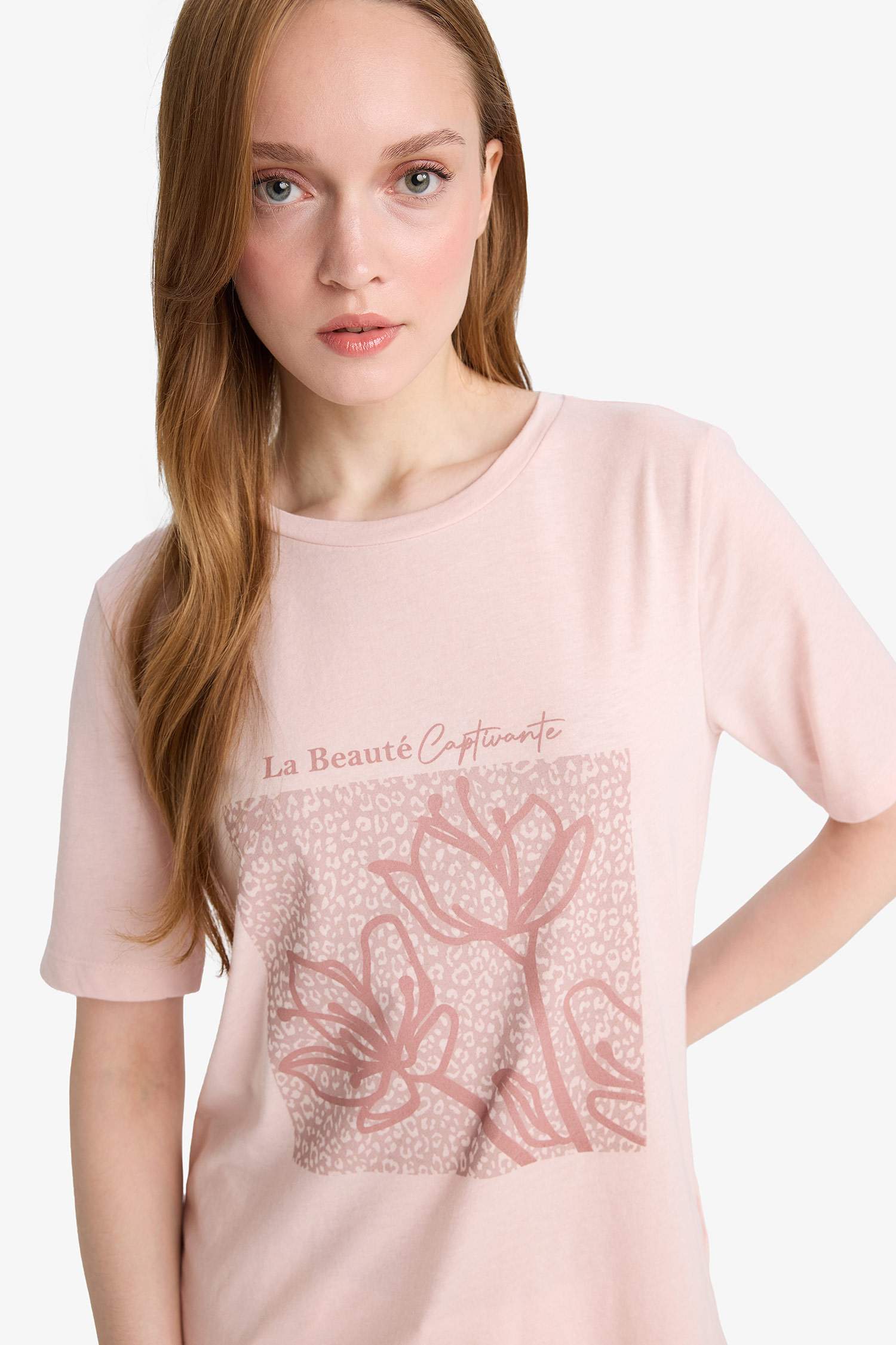 تيشيرت نص كم قصة عادية ورقبة مستديرة