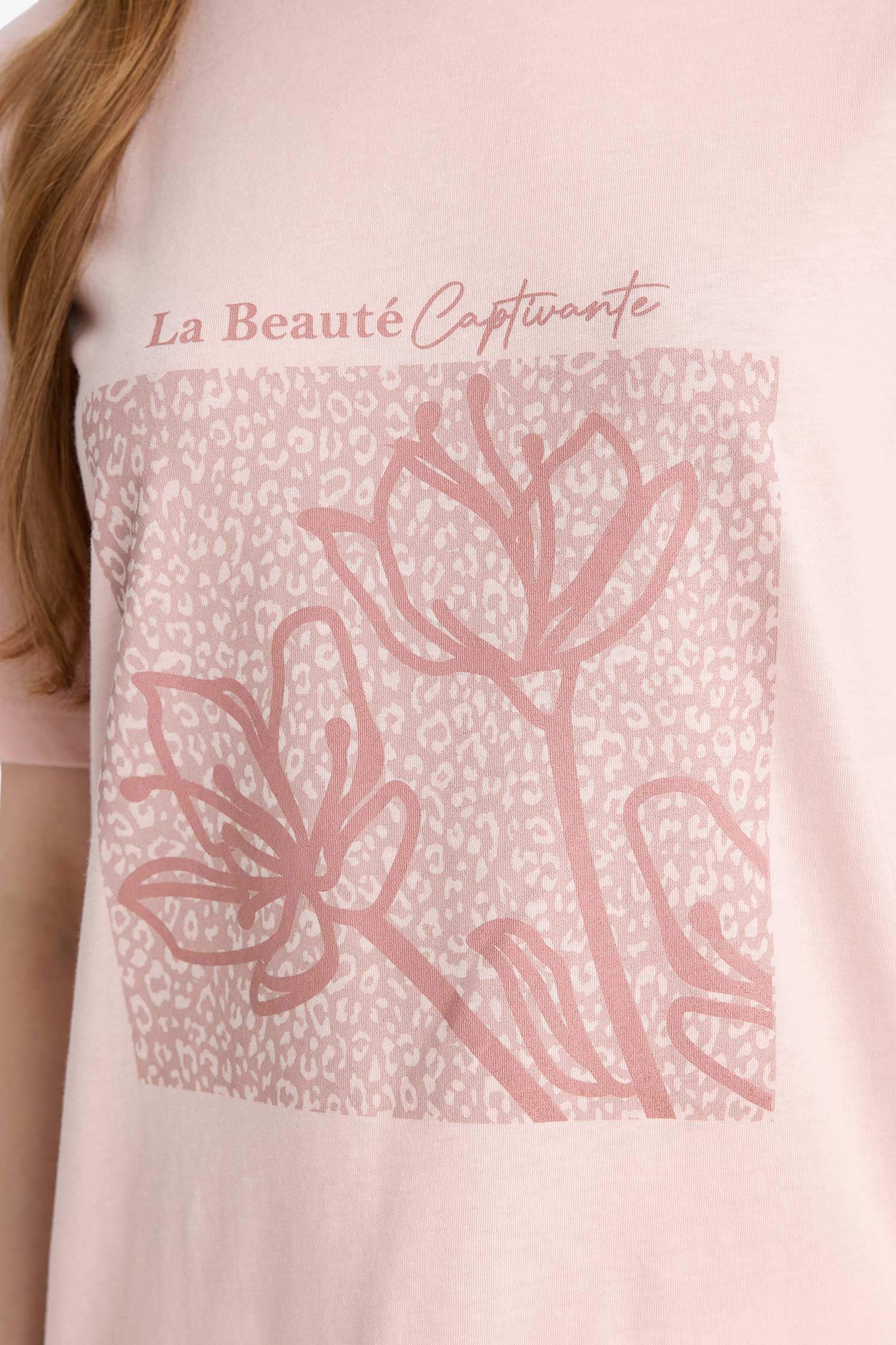 تيشيرت نص كم قصة عادية ورقبة مستديرة