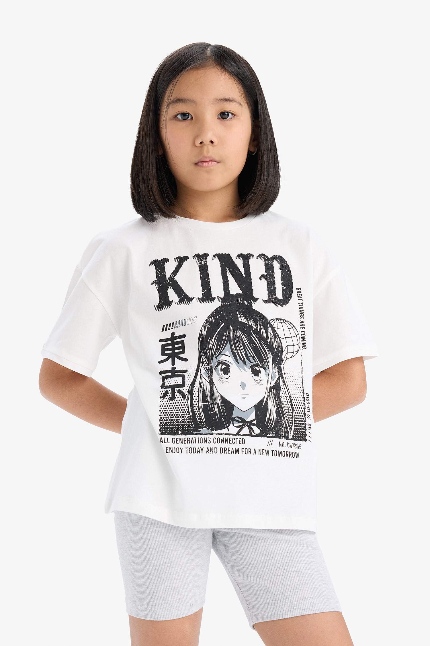 طقم من تيشيرت بنات مطبوع و سروال ضيق