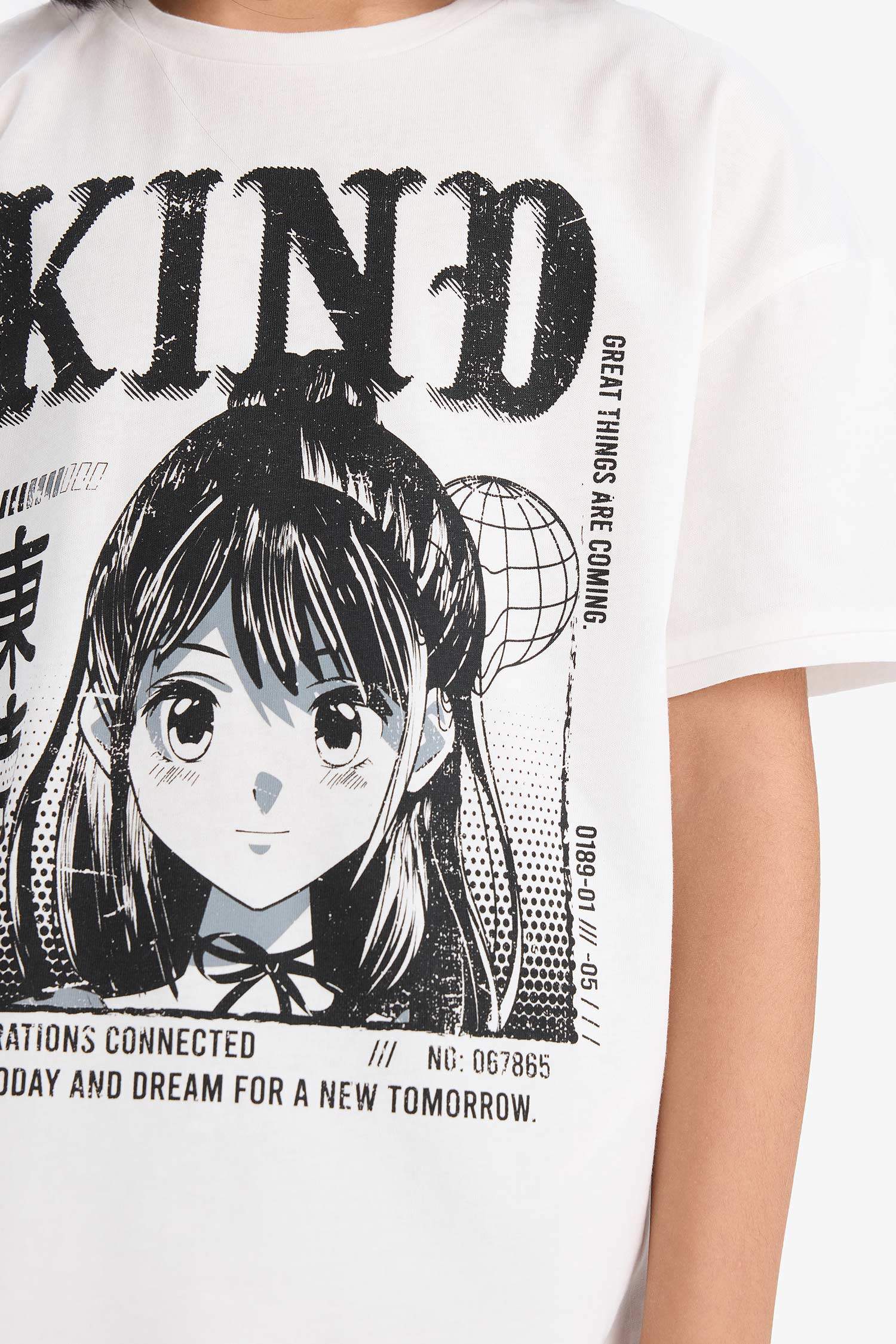 طقم من تيشيرت بنات مطبوع و سروال ضيق