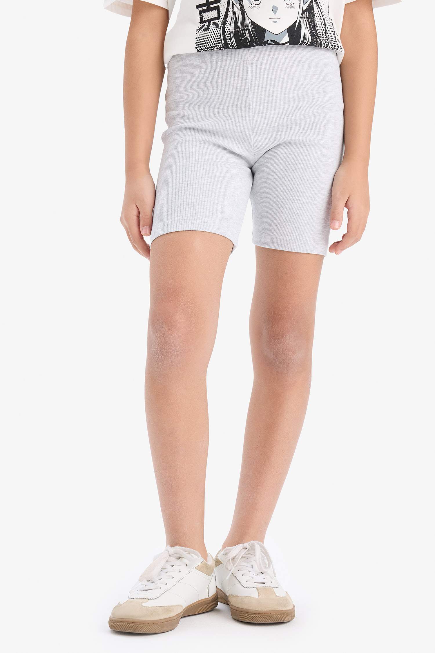 طقم من تيشيرت بنات مطبوع و سروال ضيق