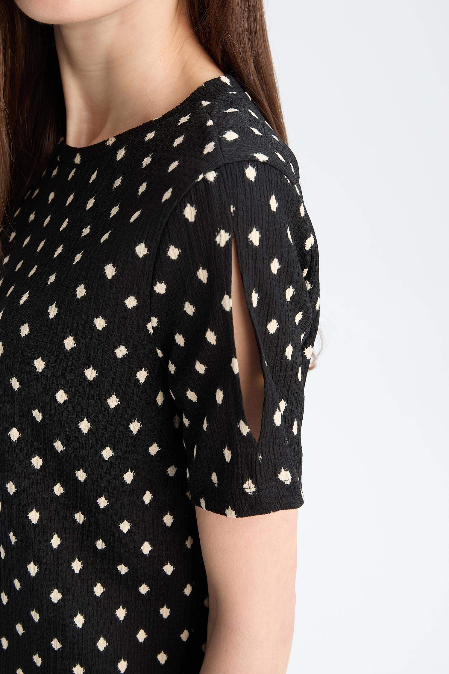 Regular Fit Bisiklet Yaka Puantiyeli Bürümcük Kısa Kollu Tişört