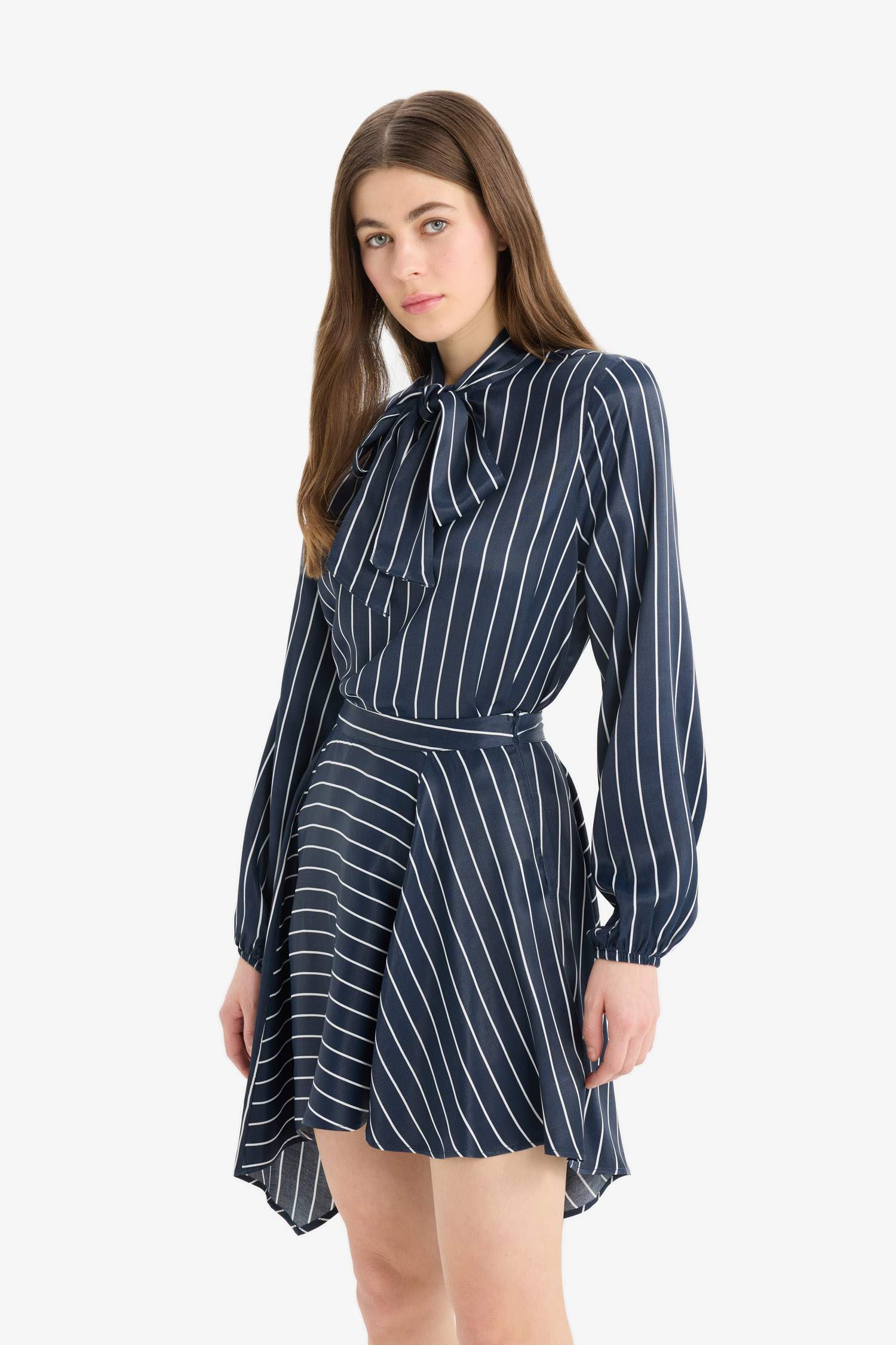 Regular Fit Fiyonk Yaka Çizgili Saten Uzun Kollu Bluz