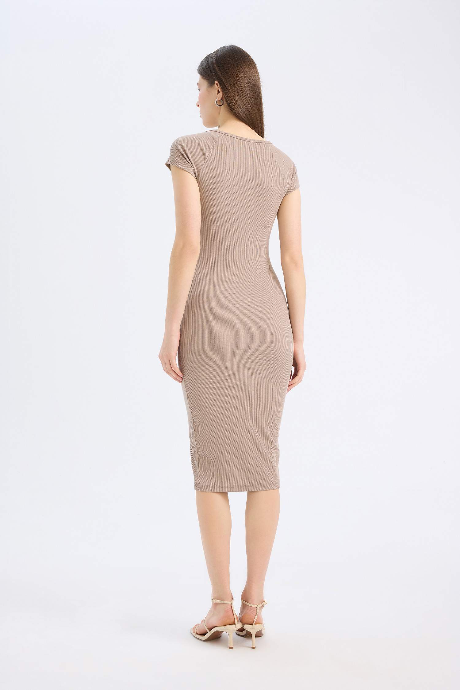 فستان ضيق ميدي نص كم مضلع برقبة V