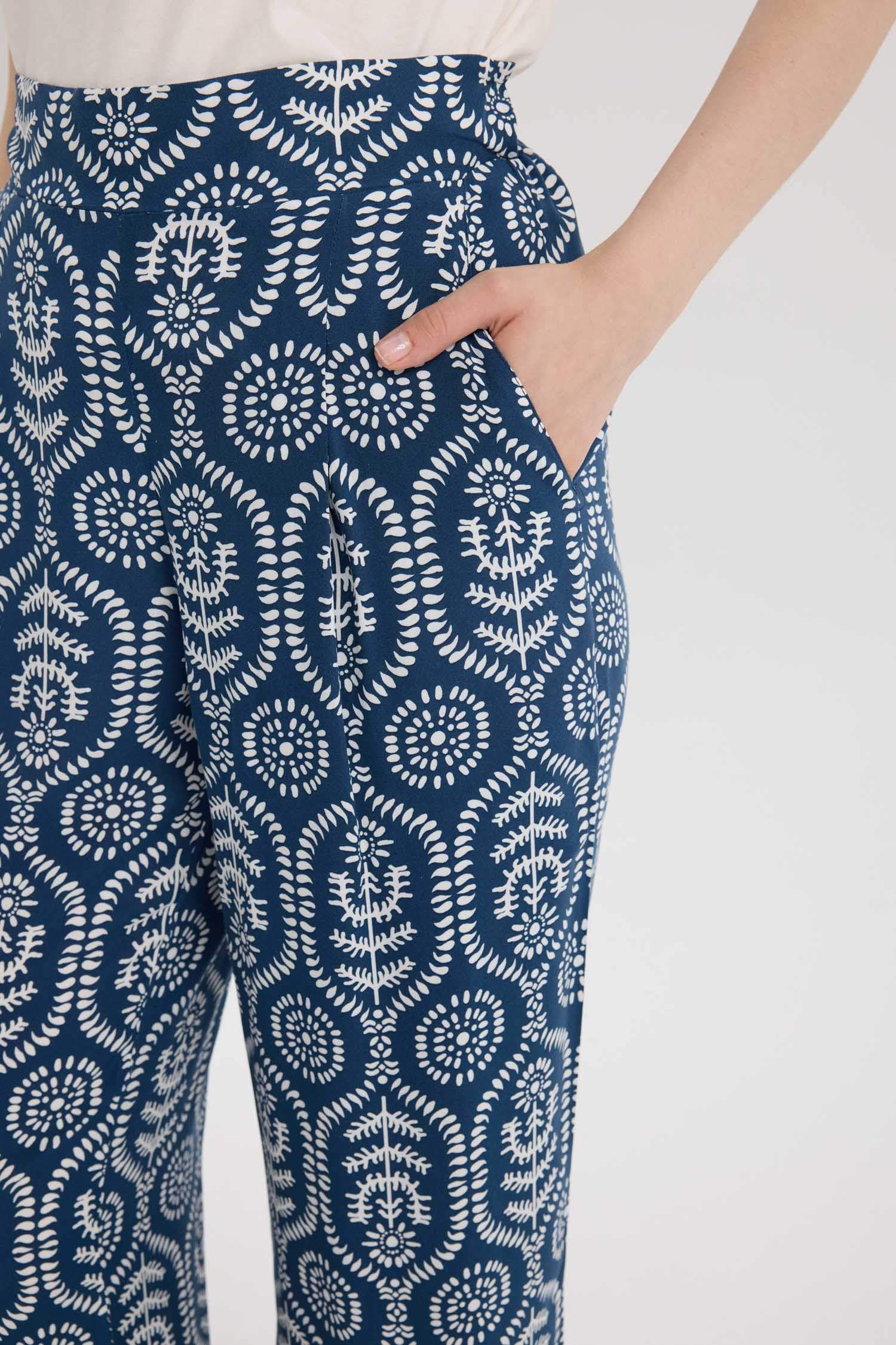 Regular Fit Cep Detaylı Desenli Geniş Bol Paça Pantolon