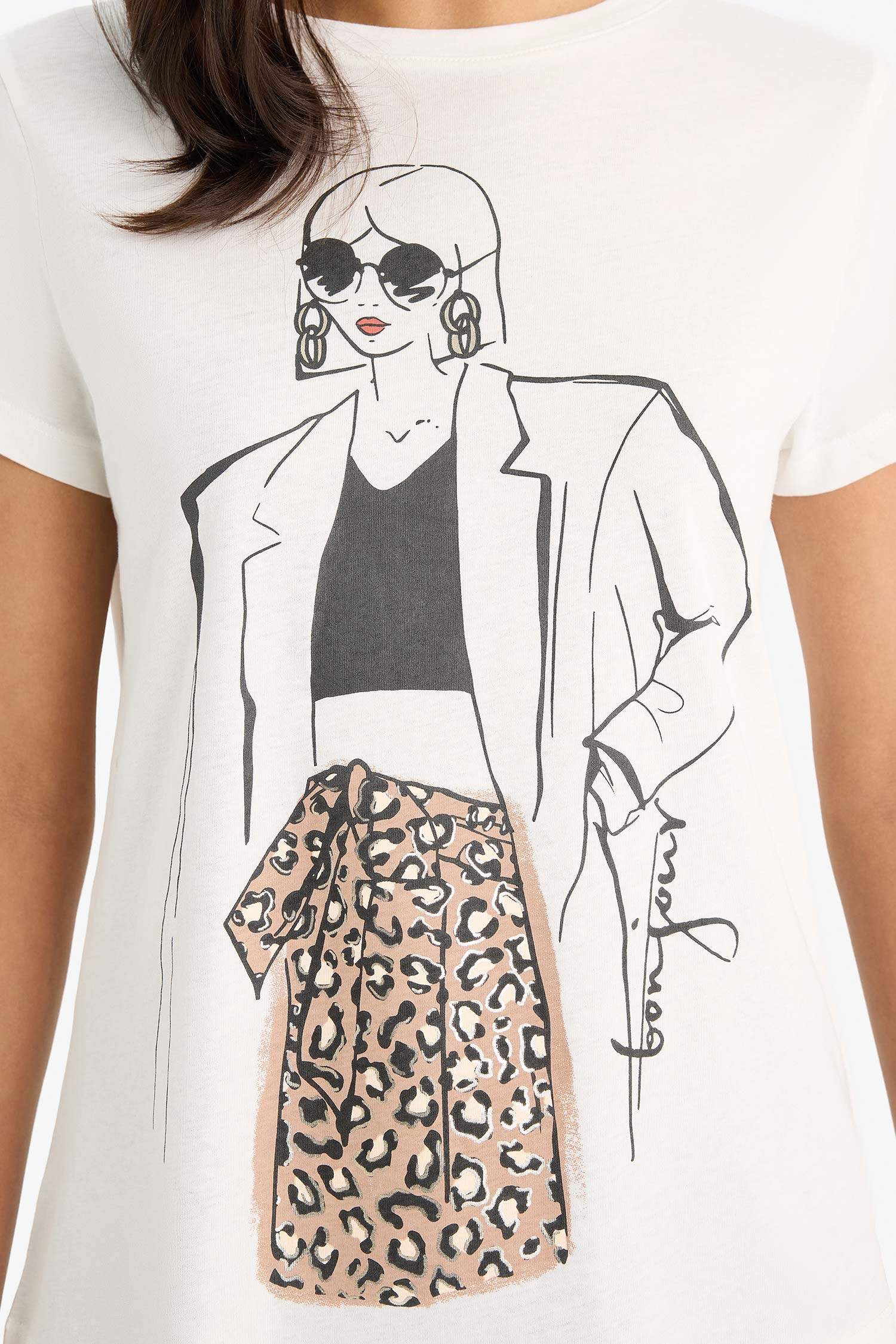 تيشيرت نص ردن قصة عادية وياخة مستديرة بطبعة بنت