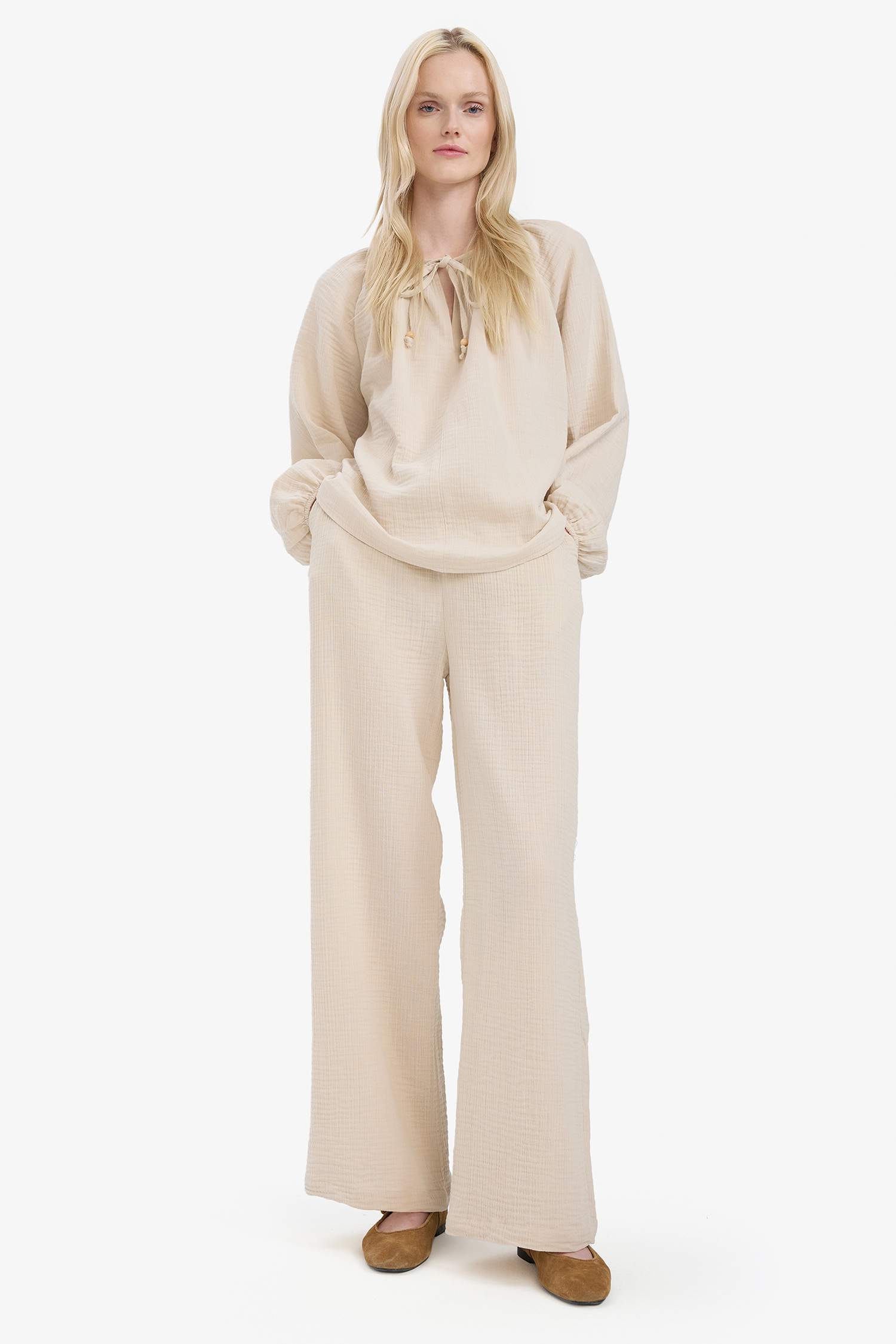 	Oversize Geniş Kalıp Bağcıklı Yaka Müslin Uzun Kollu Bluz