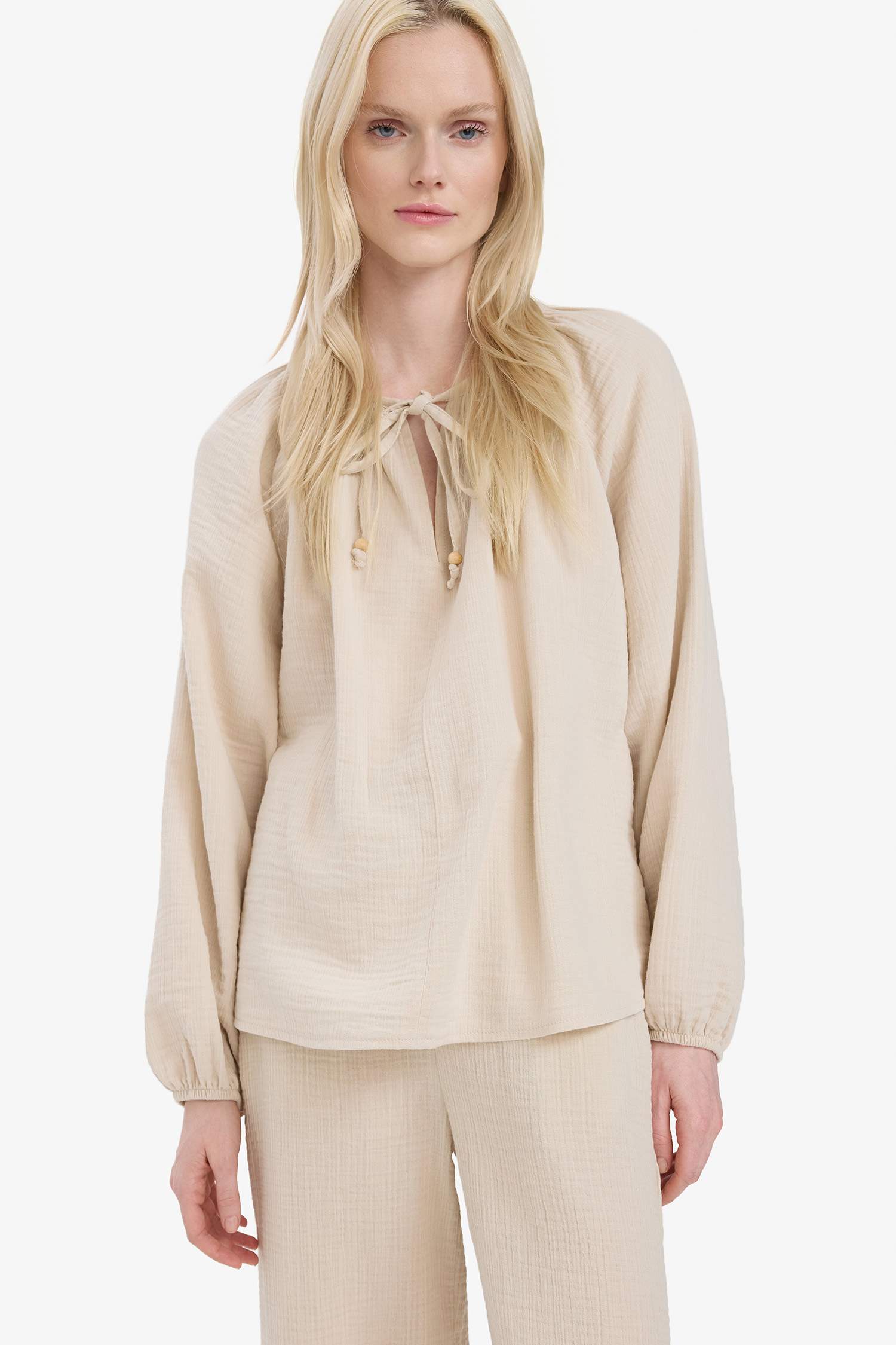 	Oversize Geniş Kalıp Bağcıklı Yaka Müslin Uzun Kollu Bluz