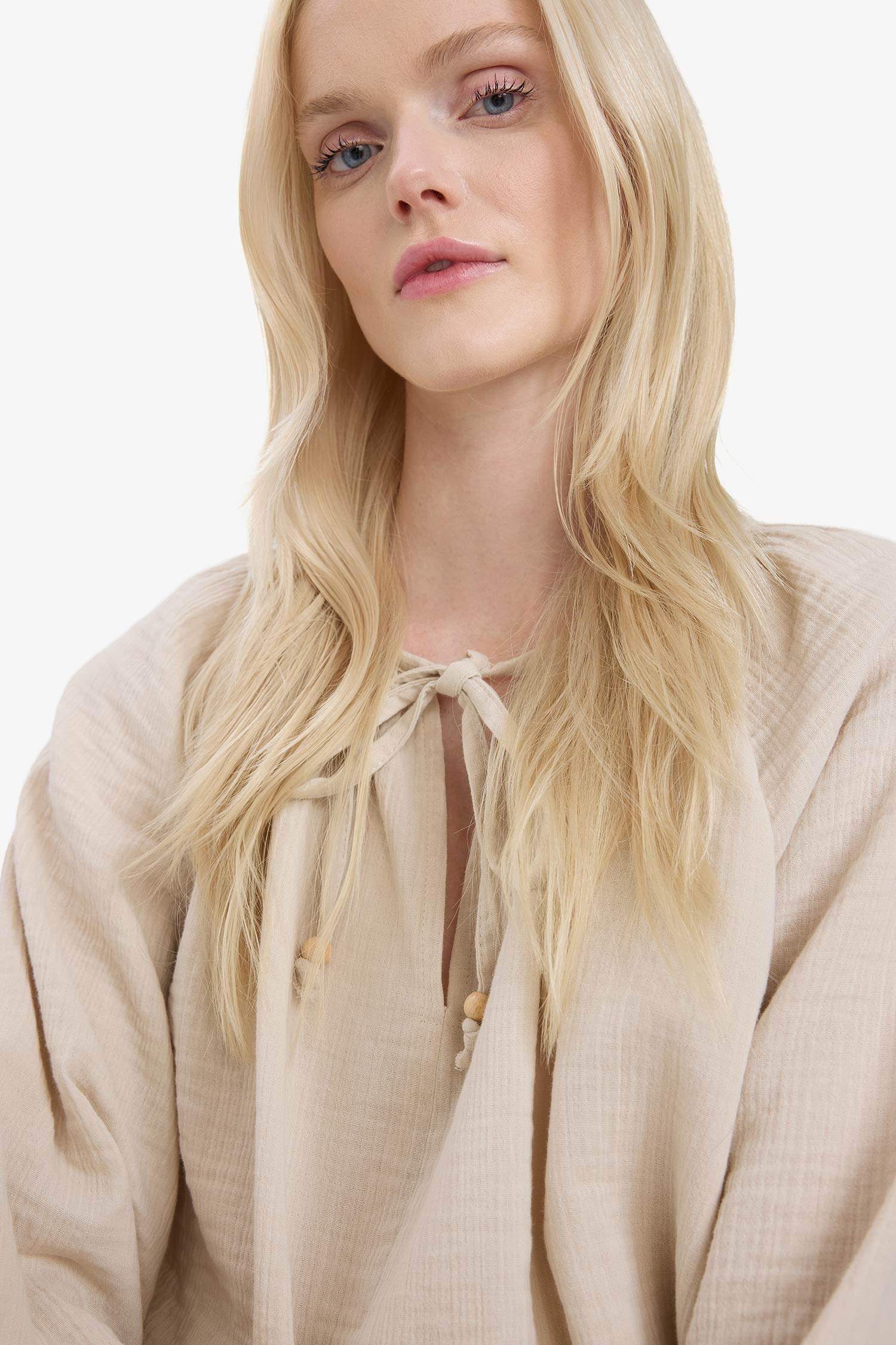 	Oversize Geniş Kalıp Bağcıklı Yaka Müslin Uzun Kollu Bluz