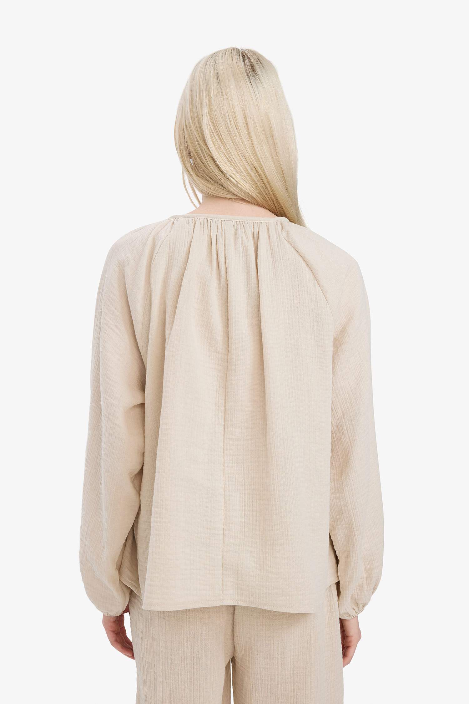 	Oversize Geniş Kalıp Bağcıklı Yaka Müslin Uzun Kollu Bluz