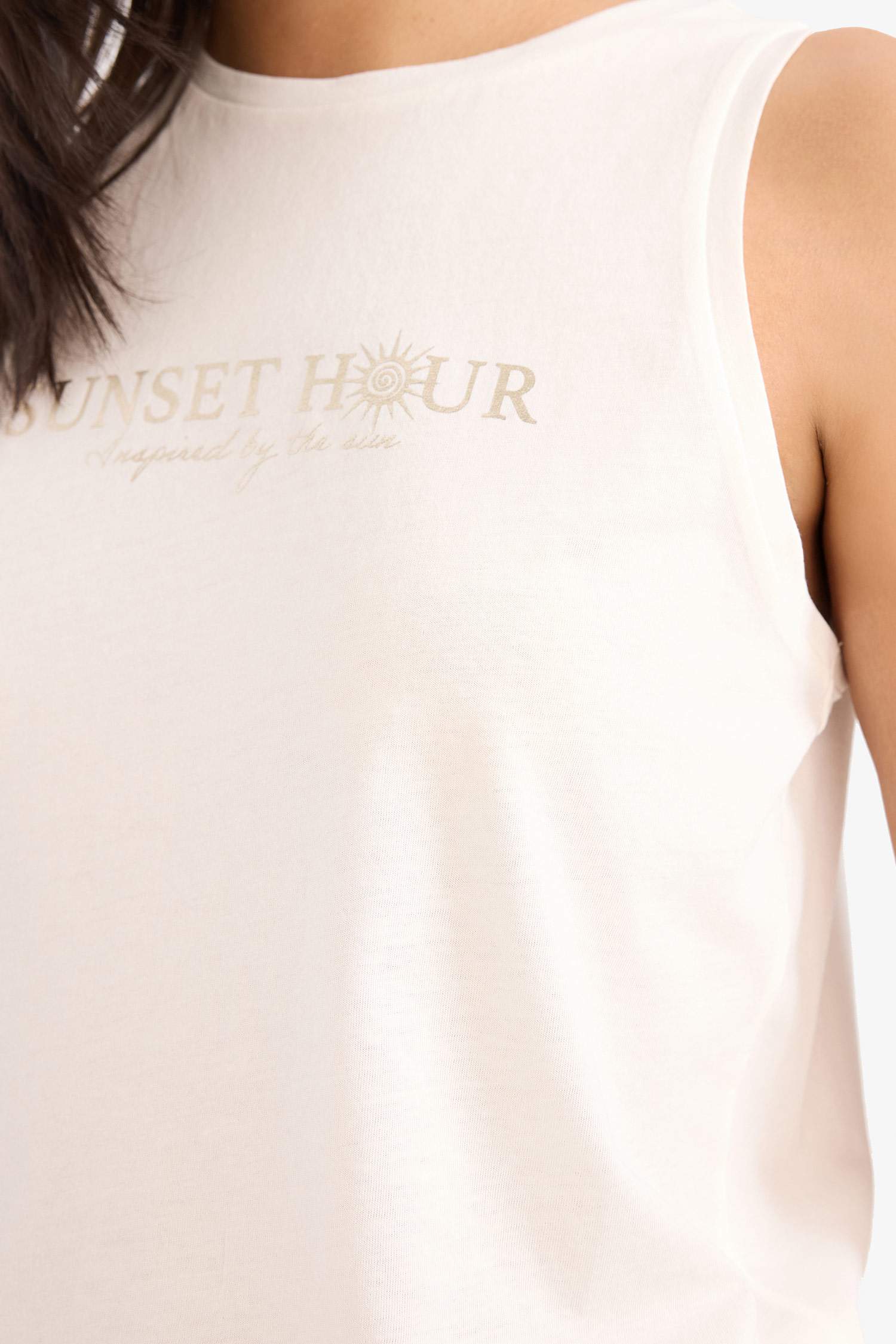 فانيلة قصة عادية بياقة مستديرة بطبعة شعار