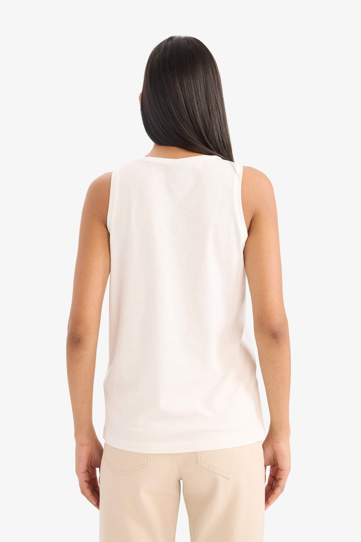 فانيلة قصة عادية بياقة مستديرة بطبعة شعار