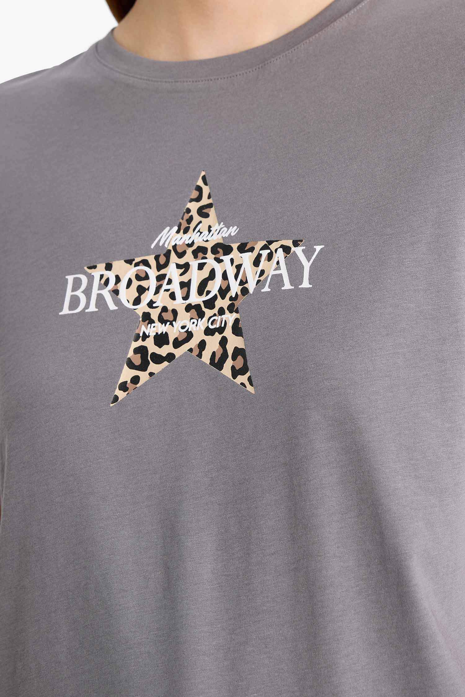 Футболка с круглым вырезом и звездным узором