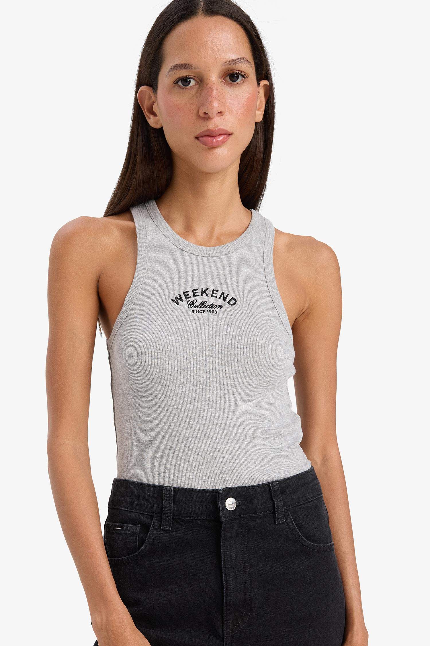 فانيلة مضلع سليم فيت بياقة هالتر بطبعة شعار