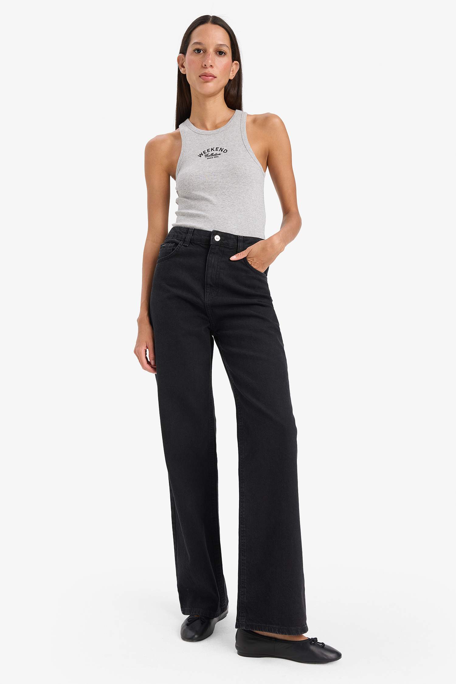 فانيلة مضلع سليم فيت بياقة هالتر بطبعة شعار