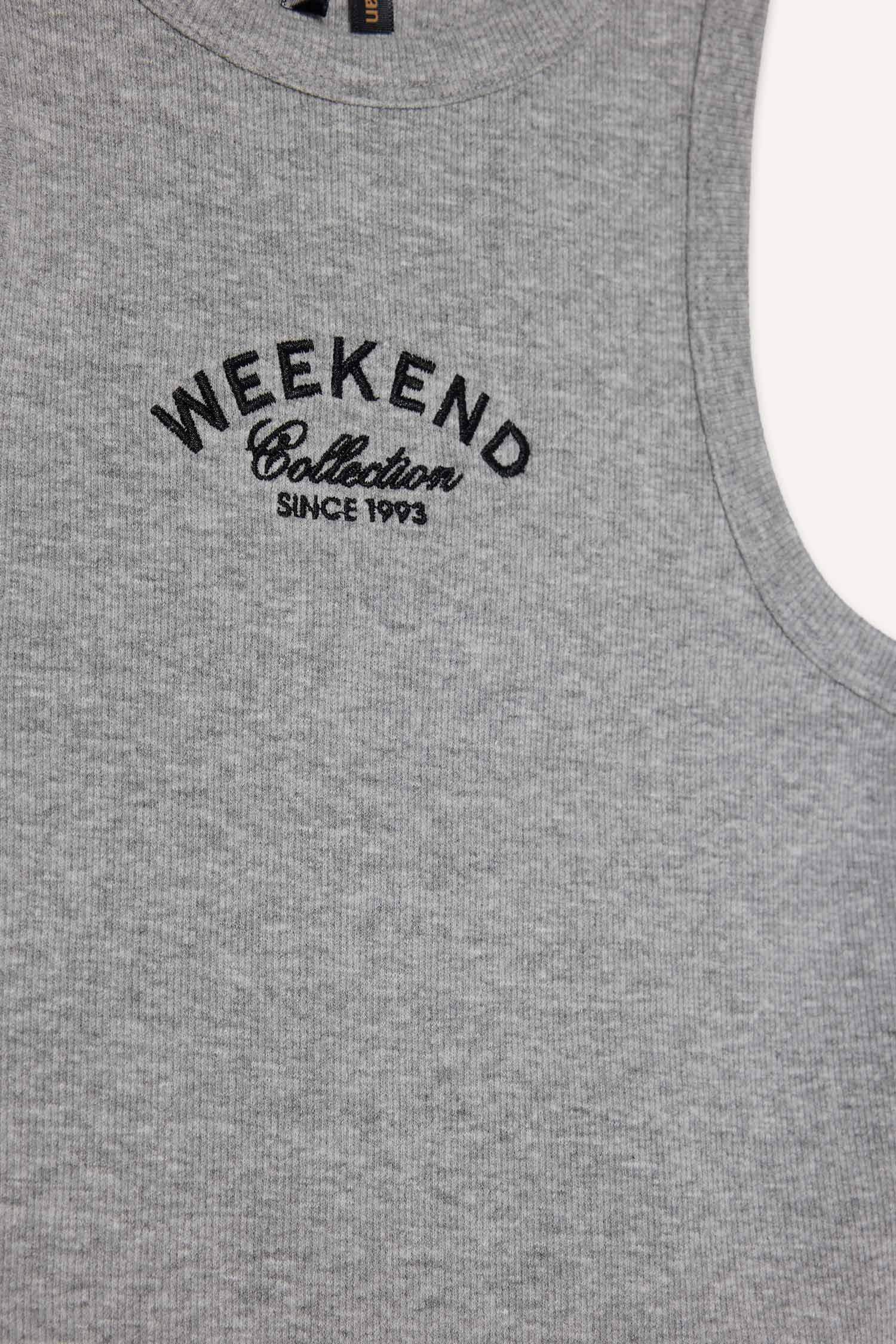 فانيلة مضلع سليم فيت بياقة هالتر بطبعة شعار