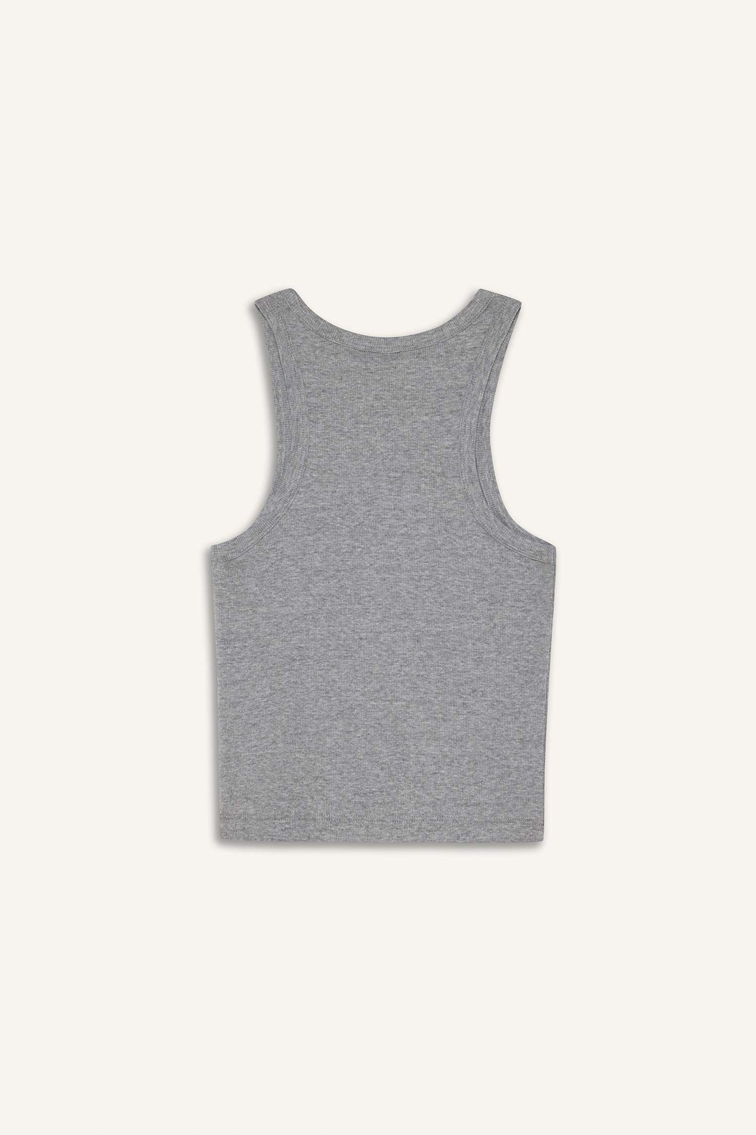 فانيلة مضلع سليم فيت بياقة هالتر بطبعة شعار