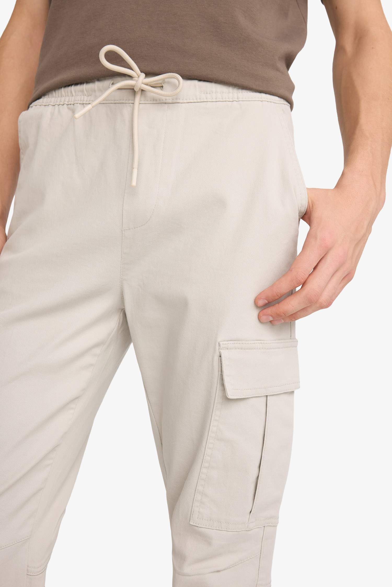 بنطلون كارجو جوجر قصة عادية بجيب وأستك من تحت