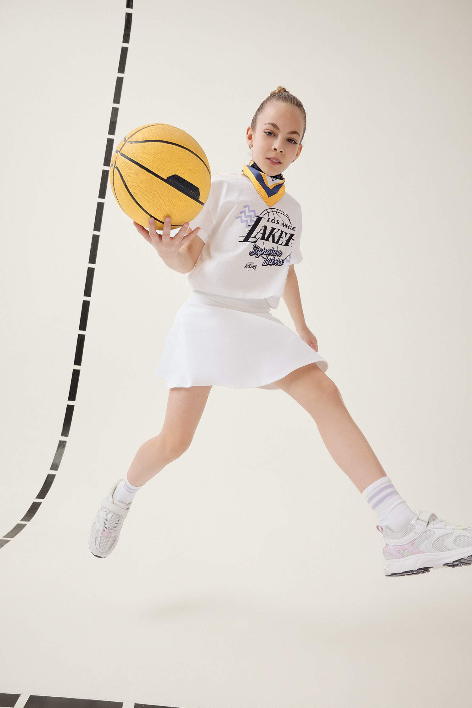 Kız Çocuk NBA Los Angeles Lakers Bisiklet Yaka Kısa Kollu Tişört